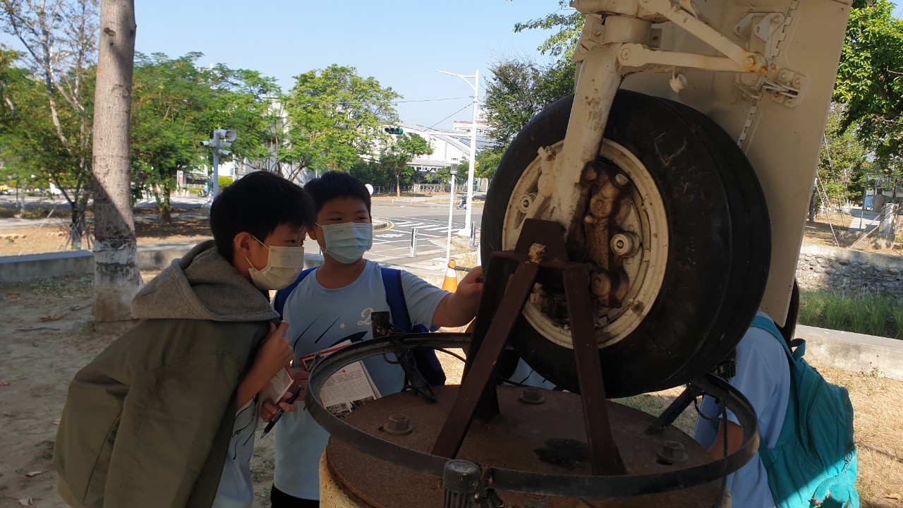 1124-路線9-探索戰後臺灣與空軍眷村-新南國小-從小就對飛機深感興趣的同學看到真的飛機時心情非常的激動