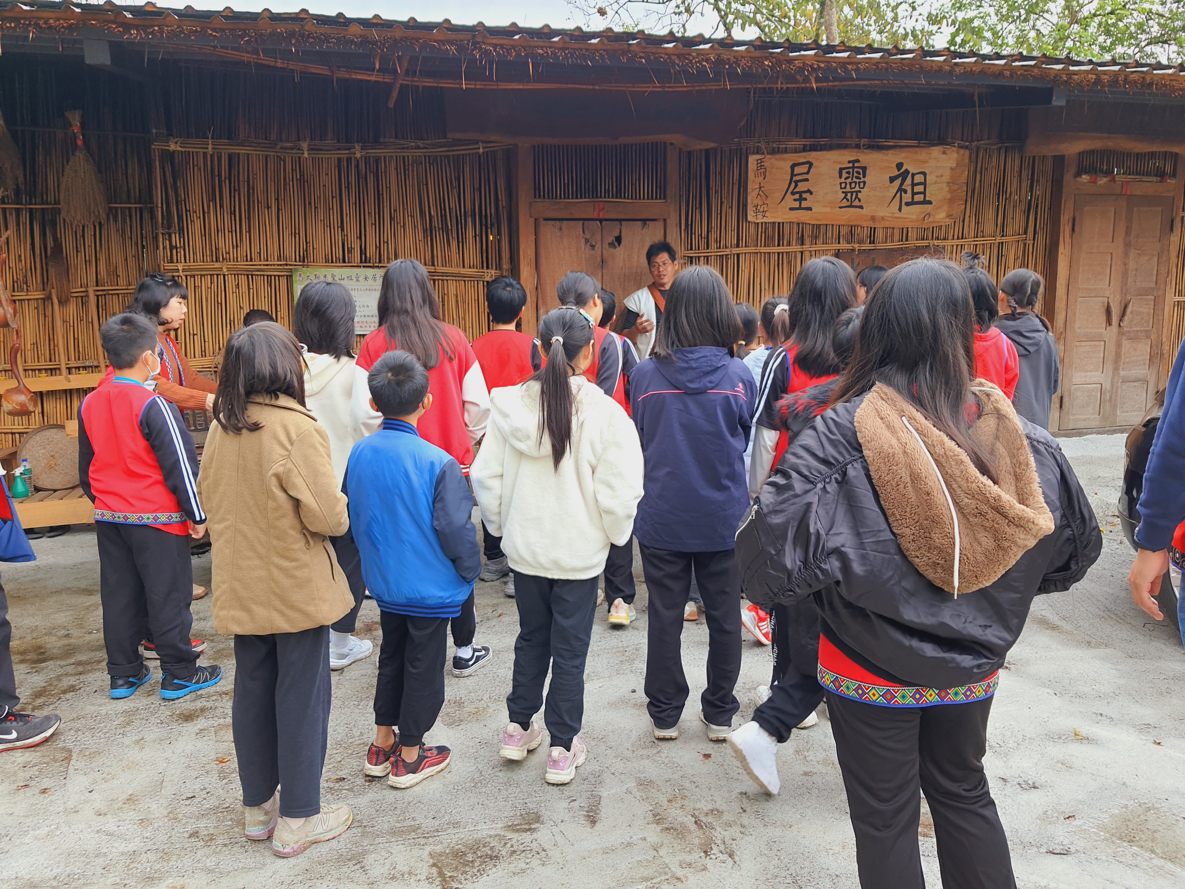 豐濱國小-紅瓦屋老闆介紹祖靈屋（花蓮縣文化局提供）