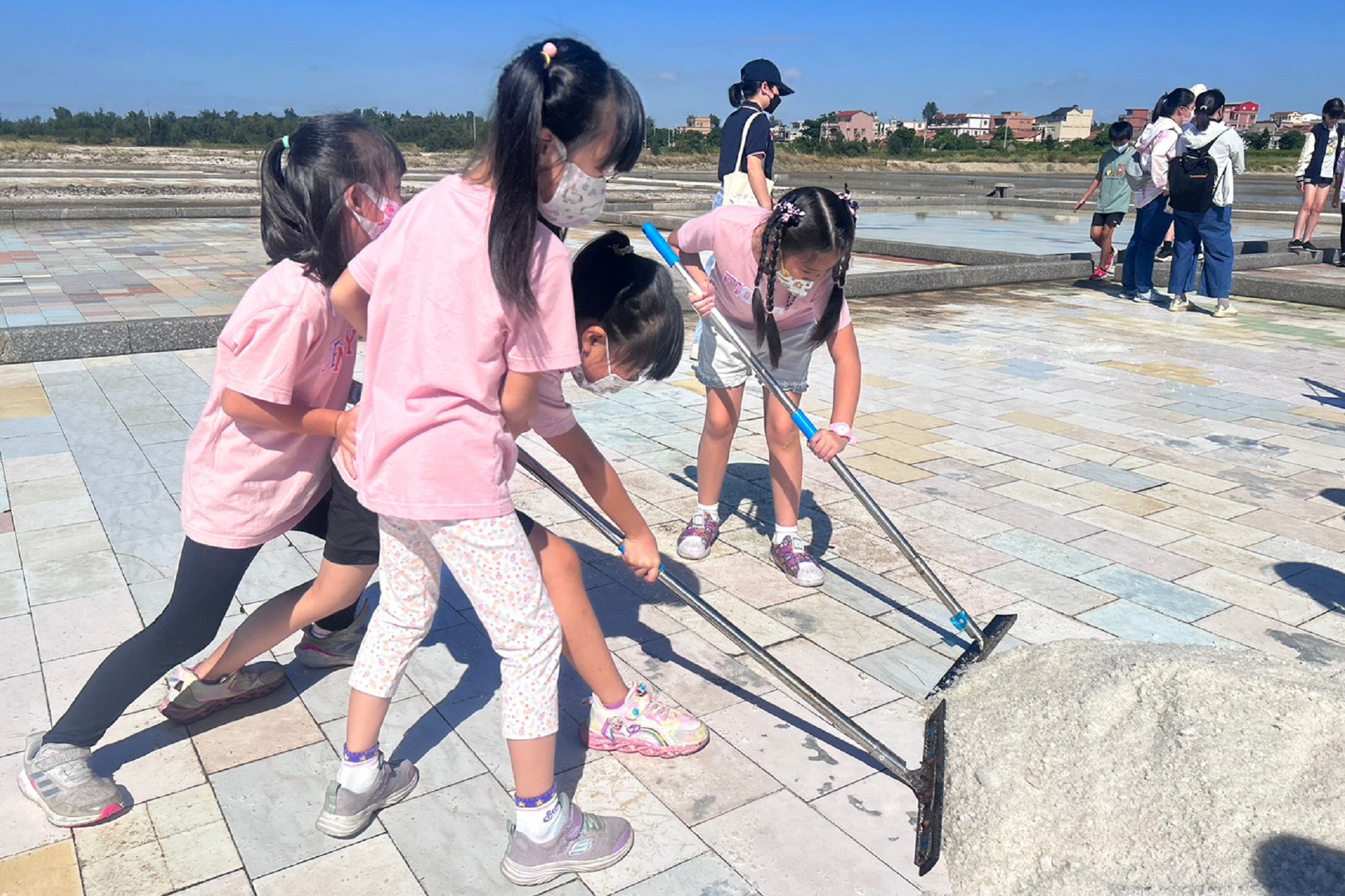 湖埔國小師生參訪西園鹽場-5。（藝起金門粉絲專頁提供）.jpg