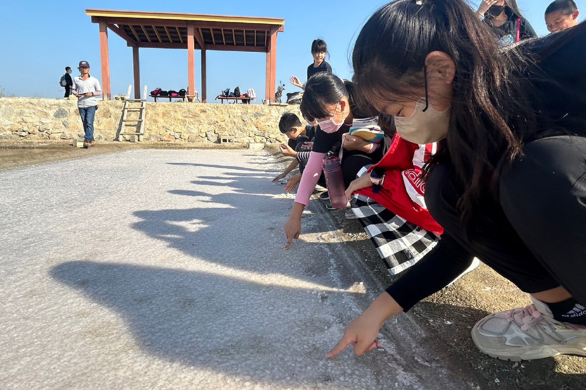 湖埔國小師生參訪西園鹽場。（藝起金門粉絲專頁提供）