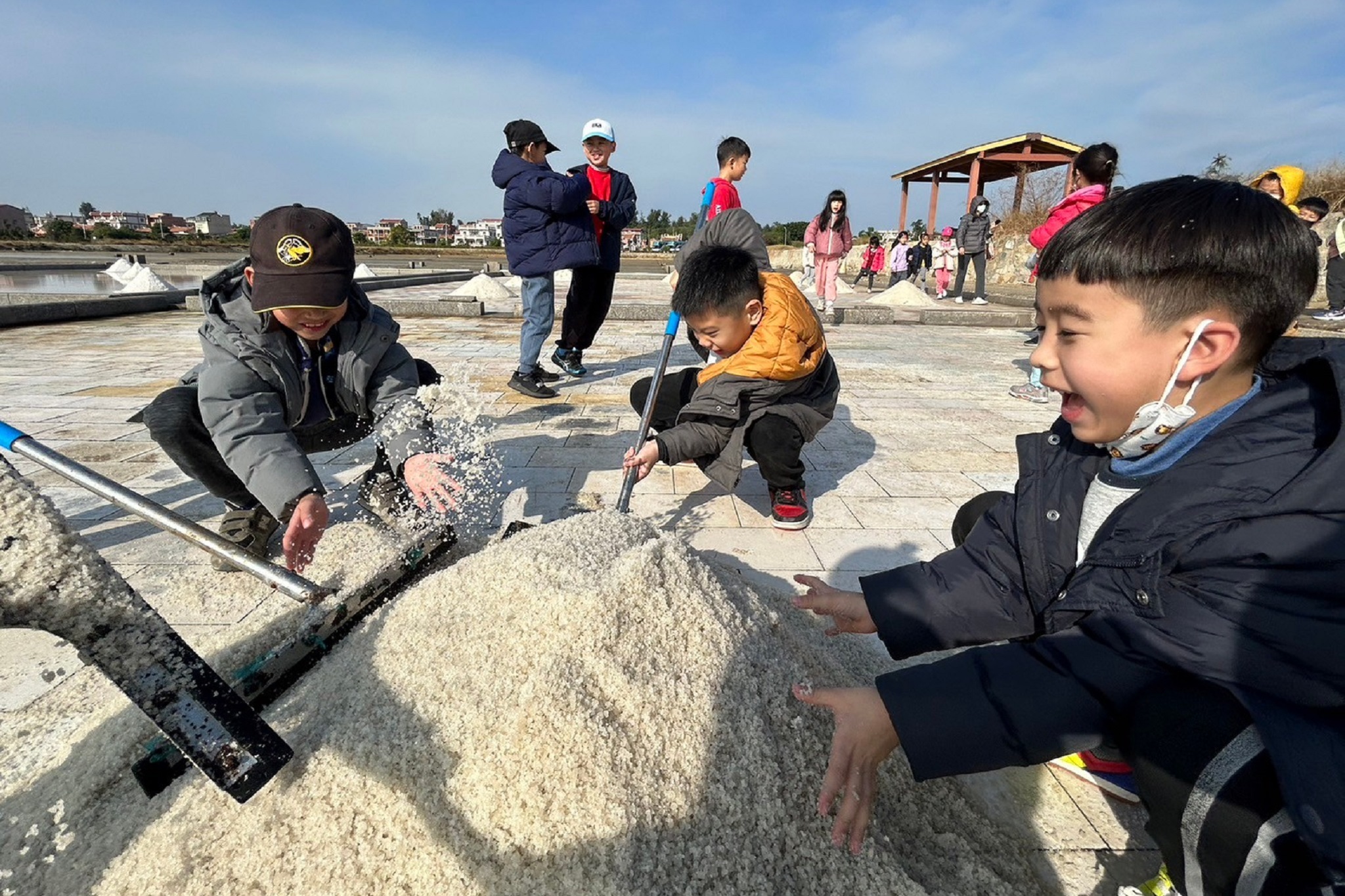 湖埔國小師生參訪西園鹽場-4。（藝起金門粉絲專頁提供）