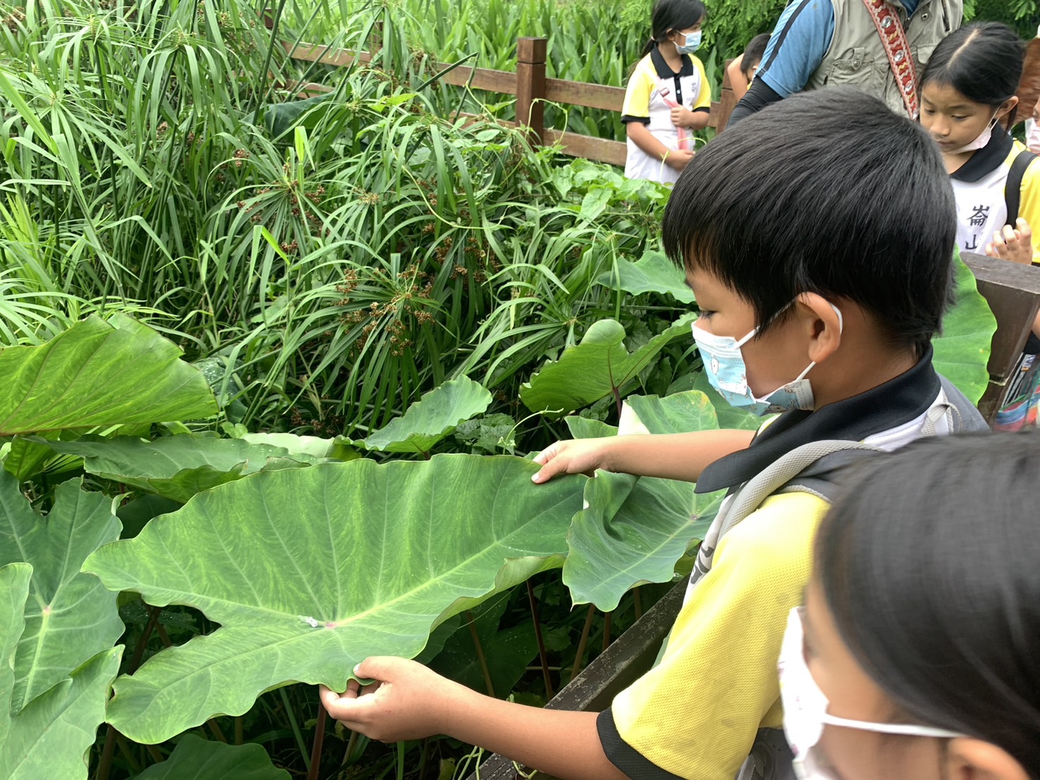 安樂國中於基隆要塞司令部前合照。（基隆市文化局提供）