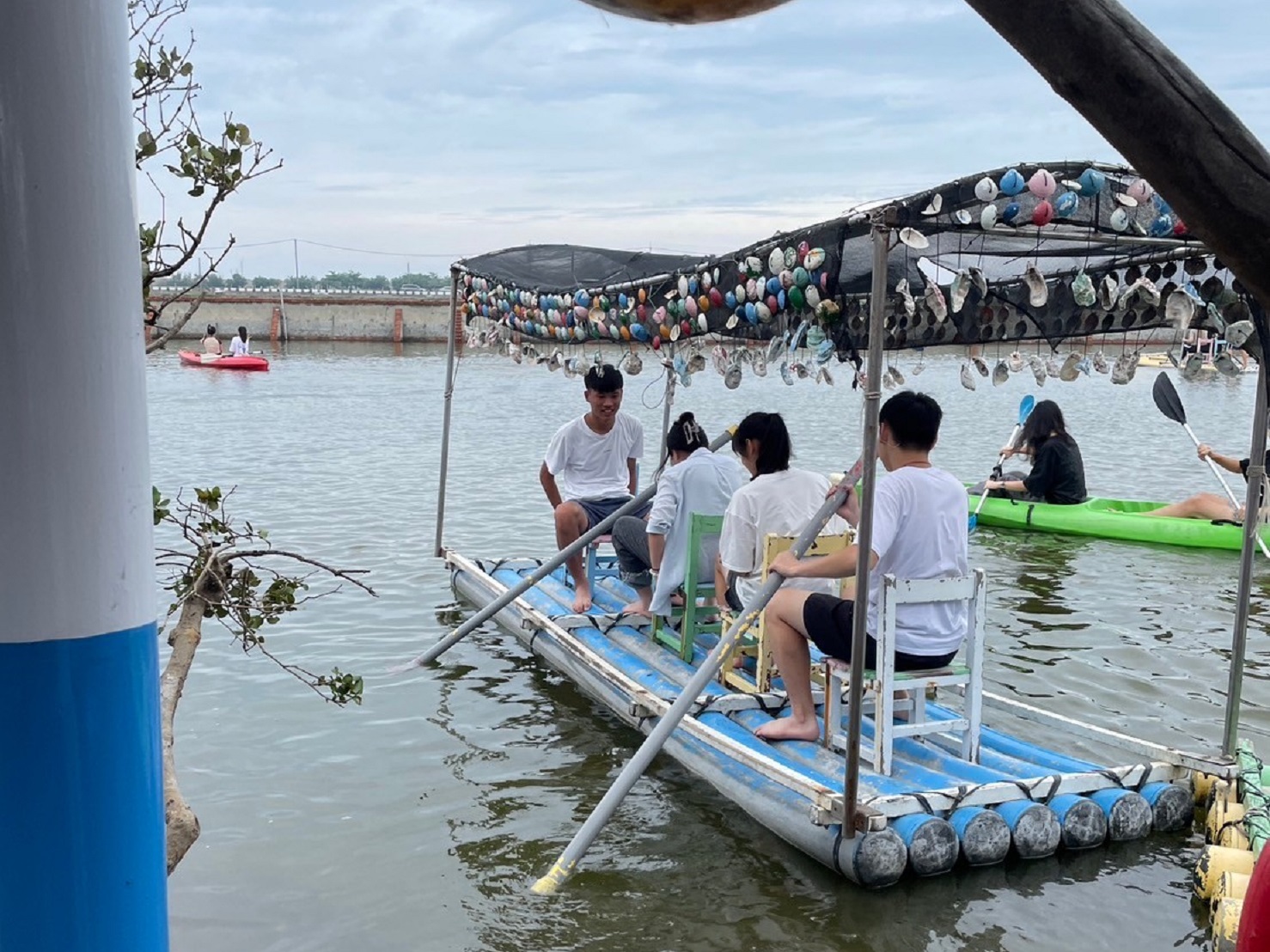 安樂國中於中正紀念堂前合照。（基隆市文化局提供）