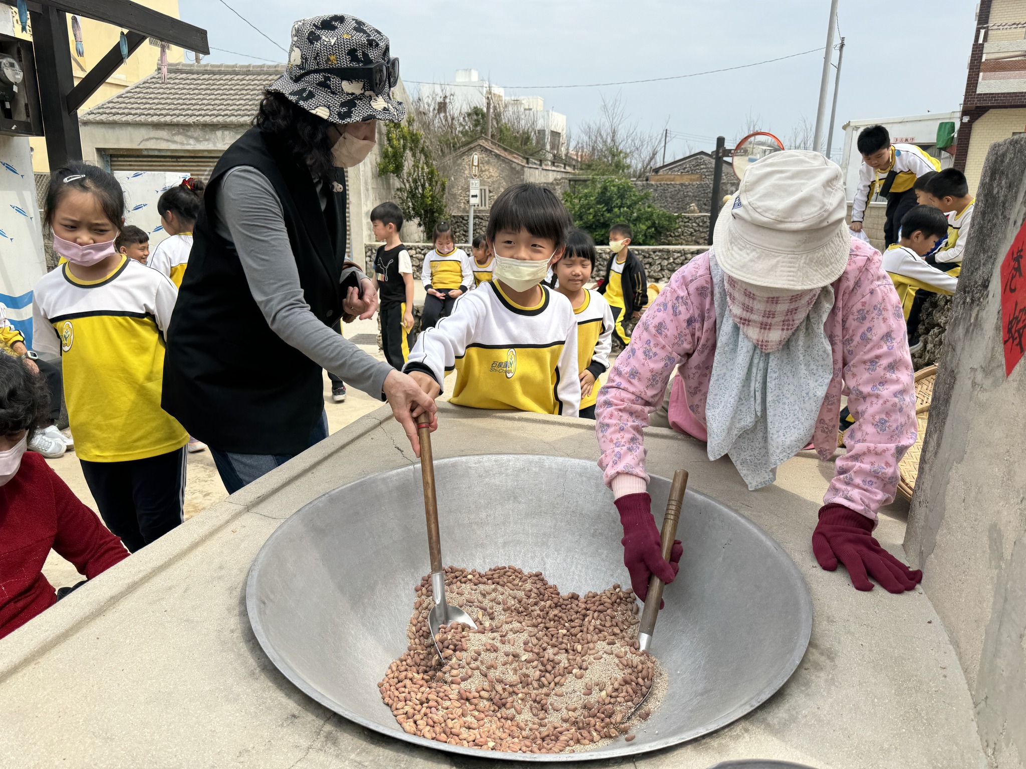 安樂國中於中正紀念堂前合照。（基隆市文化局提供）