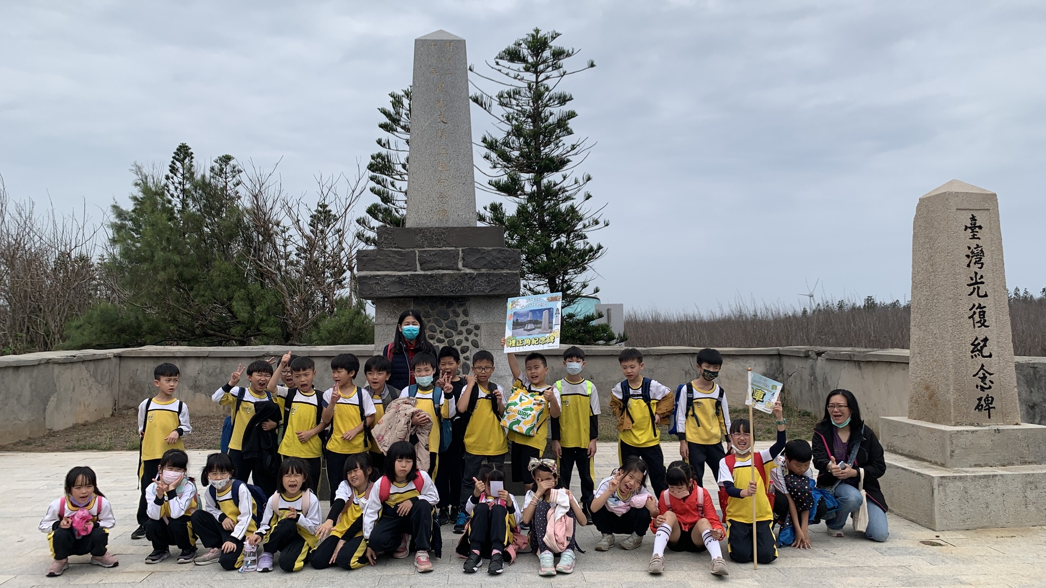 安樂國中於中正紀念堂前合照。（基隆市文化局提供）