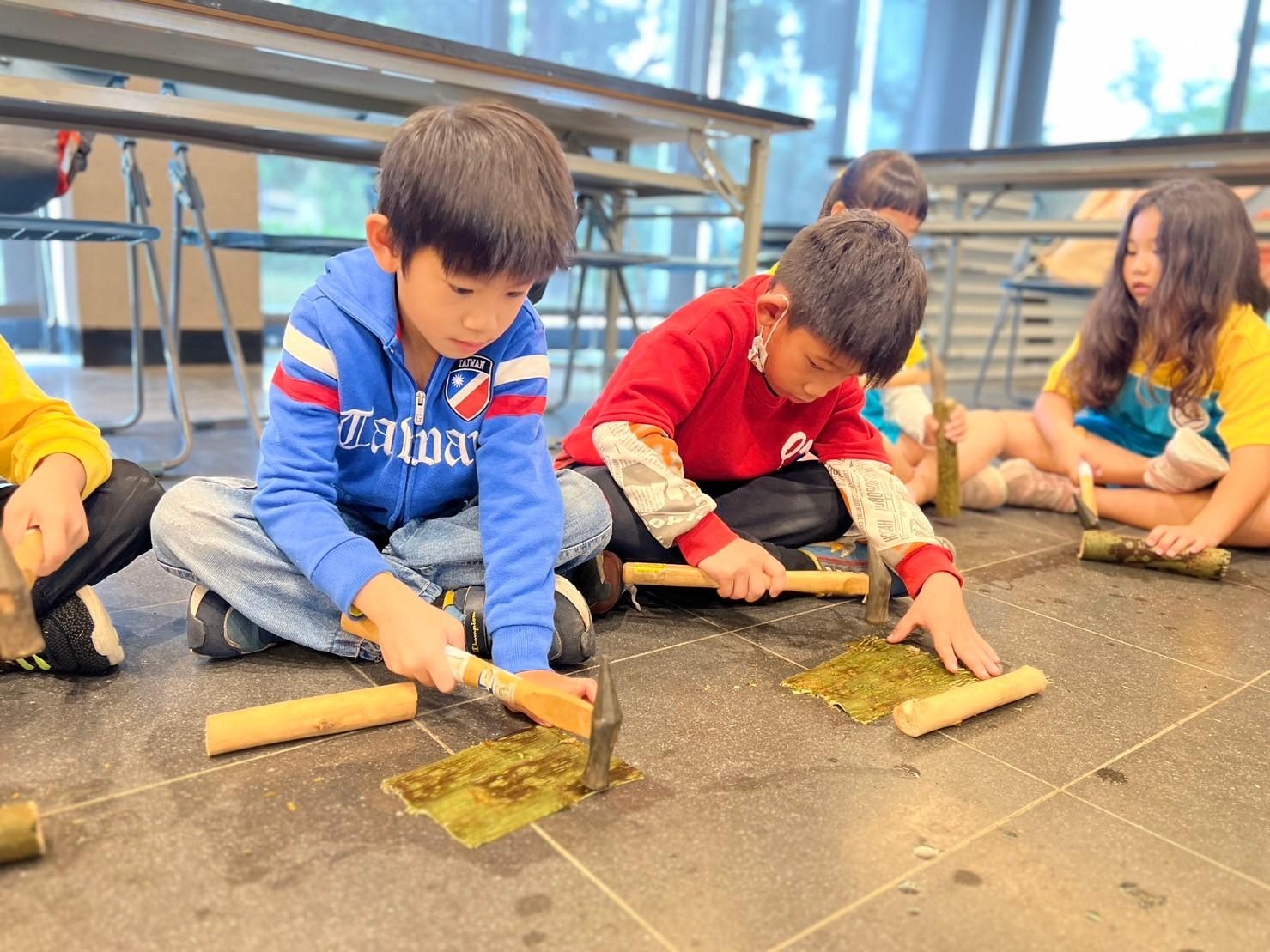 國立臺東生活美學館-學生將多餘的邊剪掉