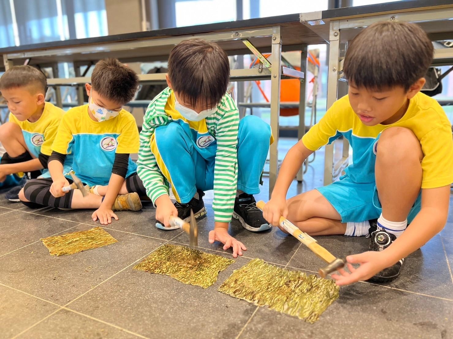 國立臺東生活美學館-學生與完成品合影