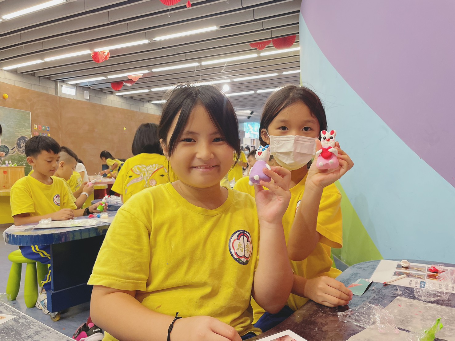 烏來國中小學生體驗新北市美術館新朋友手作活動。（新北市政府教育局提供）