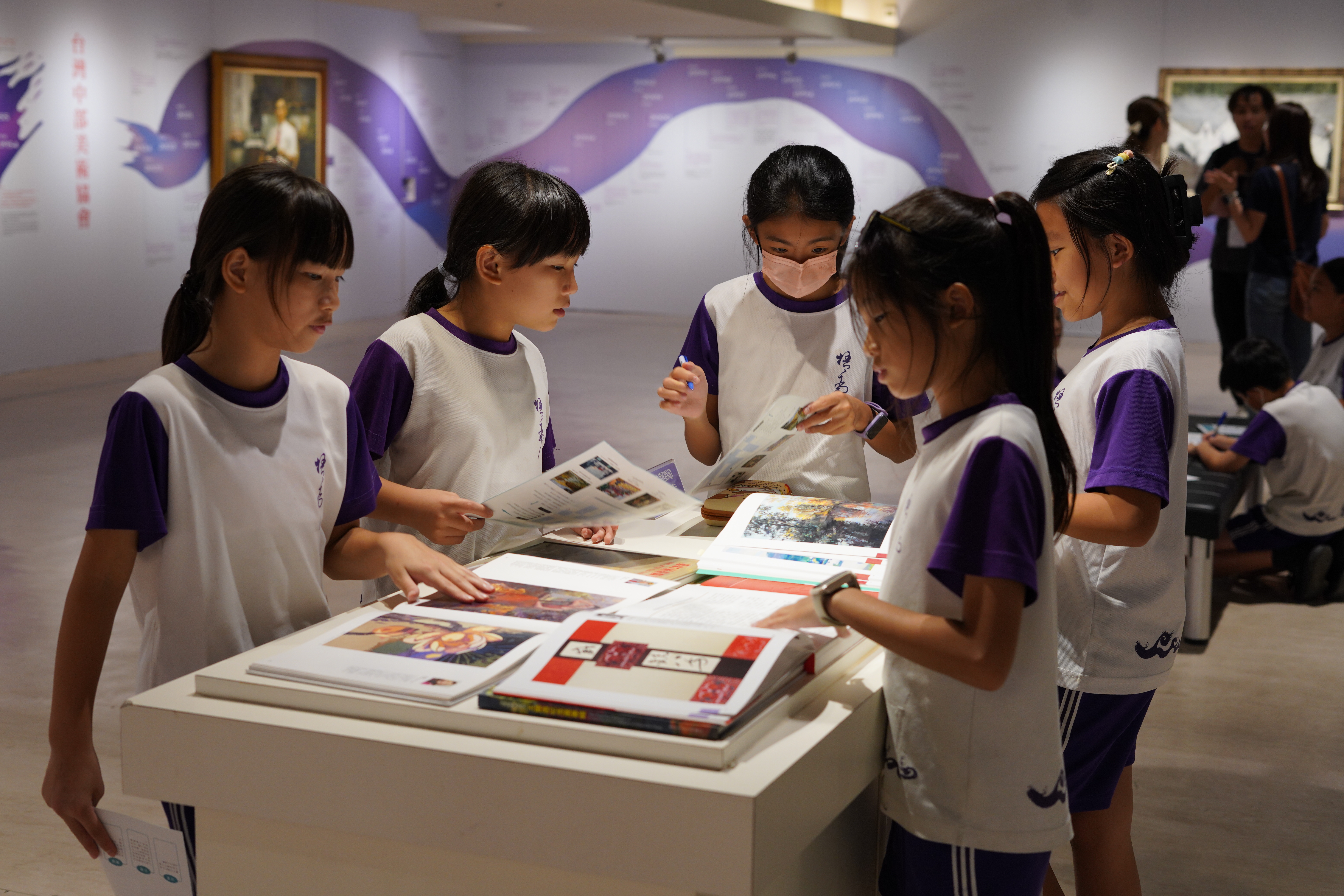 08_參觀新竹241藝術空間，脫下鞋子入展間與作品互動