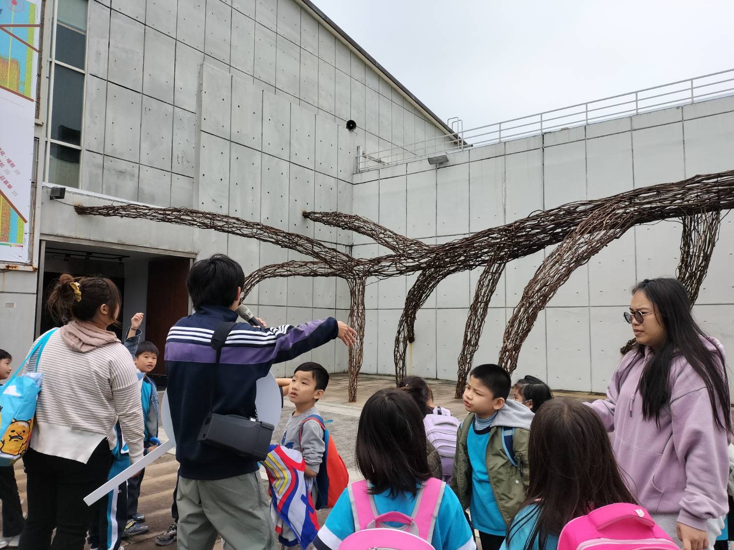 07_參觀新竹241藝術空間當期特展的大合影