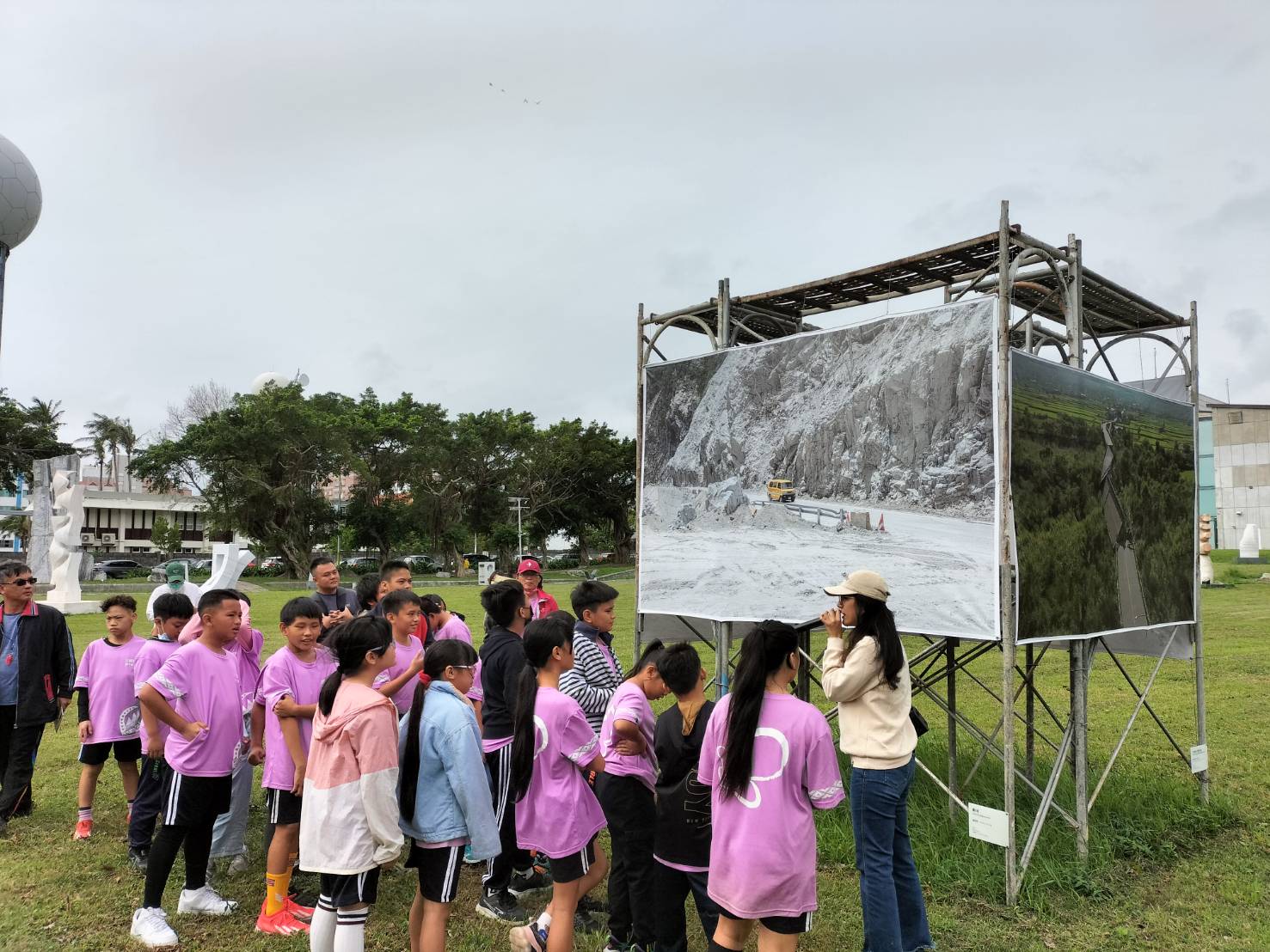08_參觀新竹241藝術空間，脫下鞋子入展間與作品互動