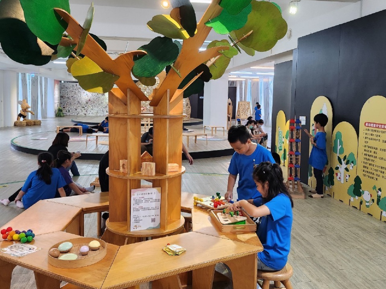 08_參觀新竹241藝術空間，脫下鞋子入展間與作品互動