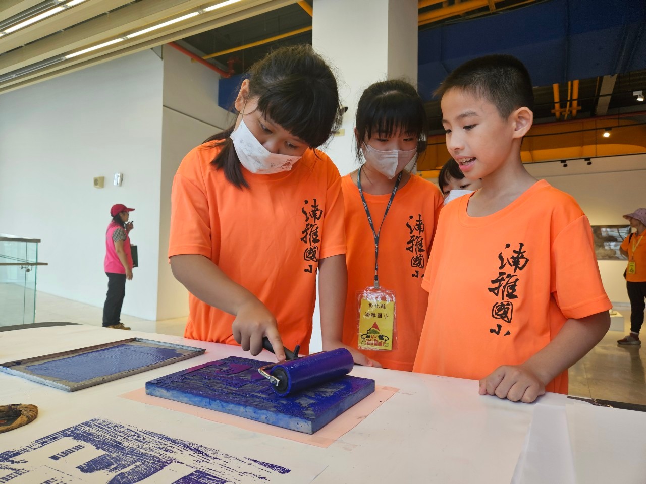 08_參觀新竹241藝術空間，脫下鞋子入展間與作品互動