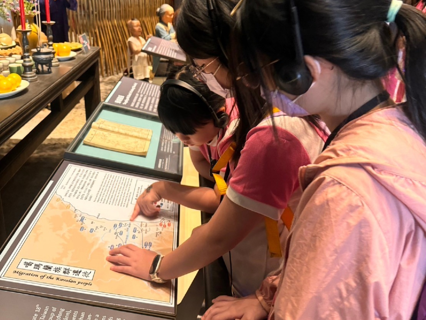08_參觀新竹241藝術空間，脫下鞋子入展間與作品互動