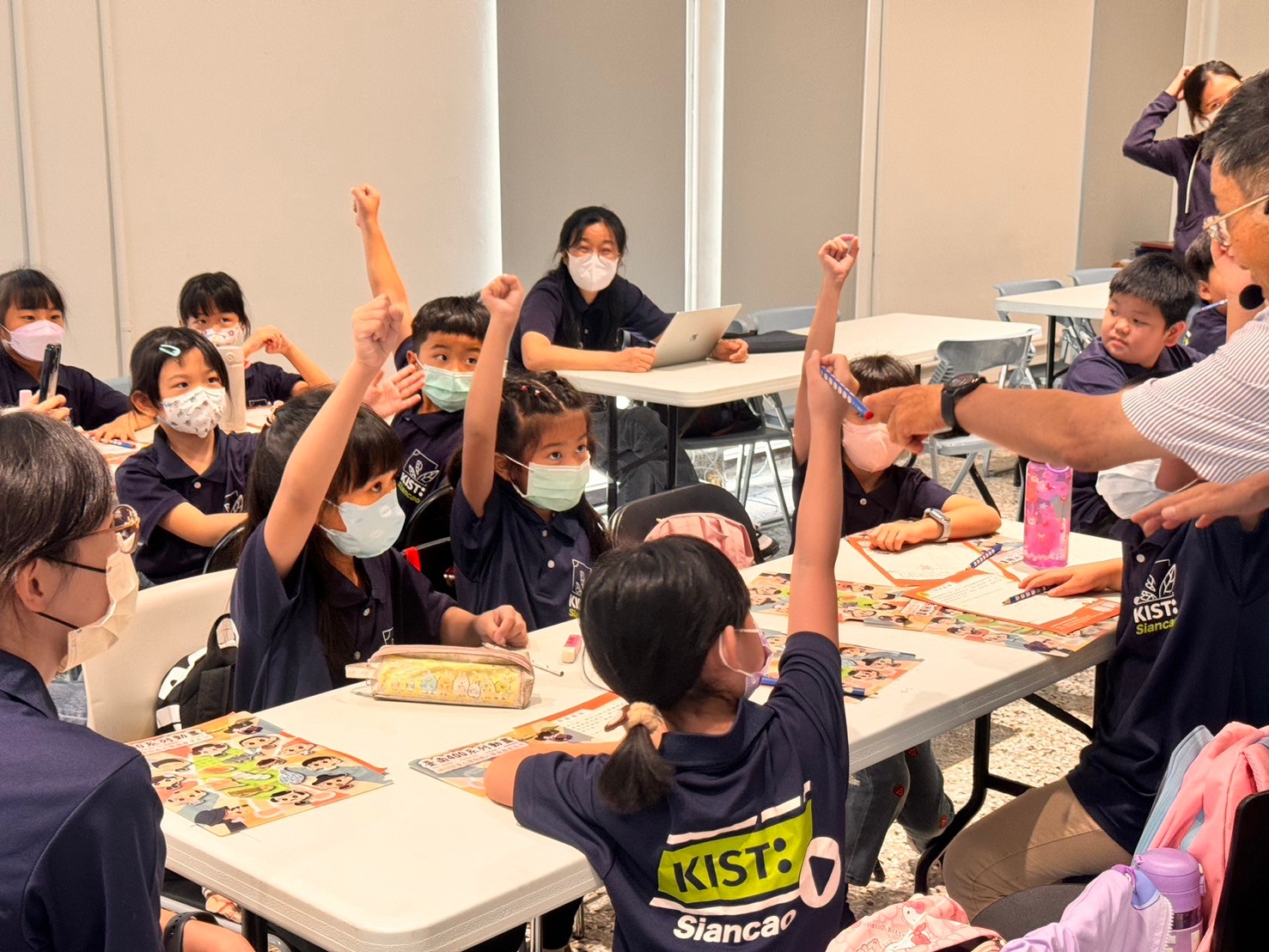 08_參觀新竹241藝術空間，脫下鞋子入展間與作品互動