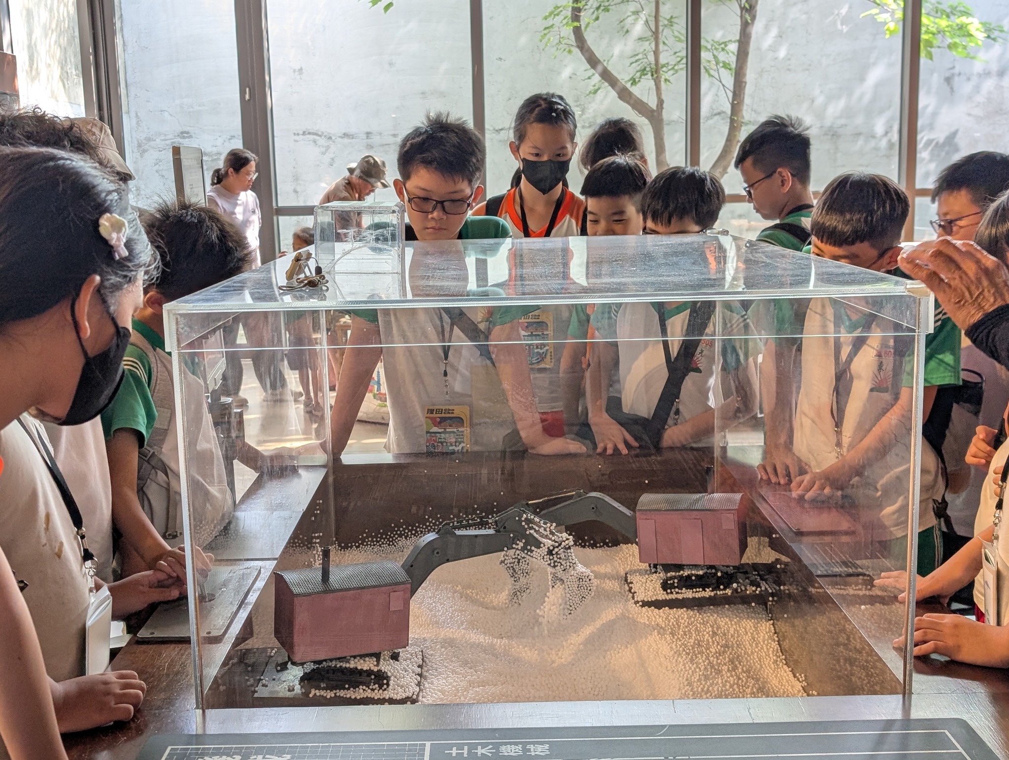 08_參觀新竹241藝術空間，脫下鞋子入展間與作品互動