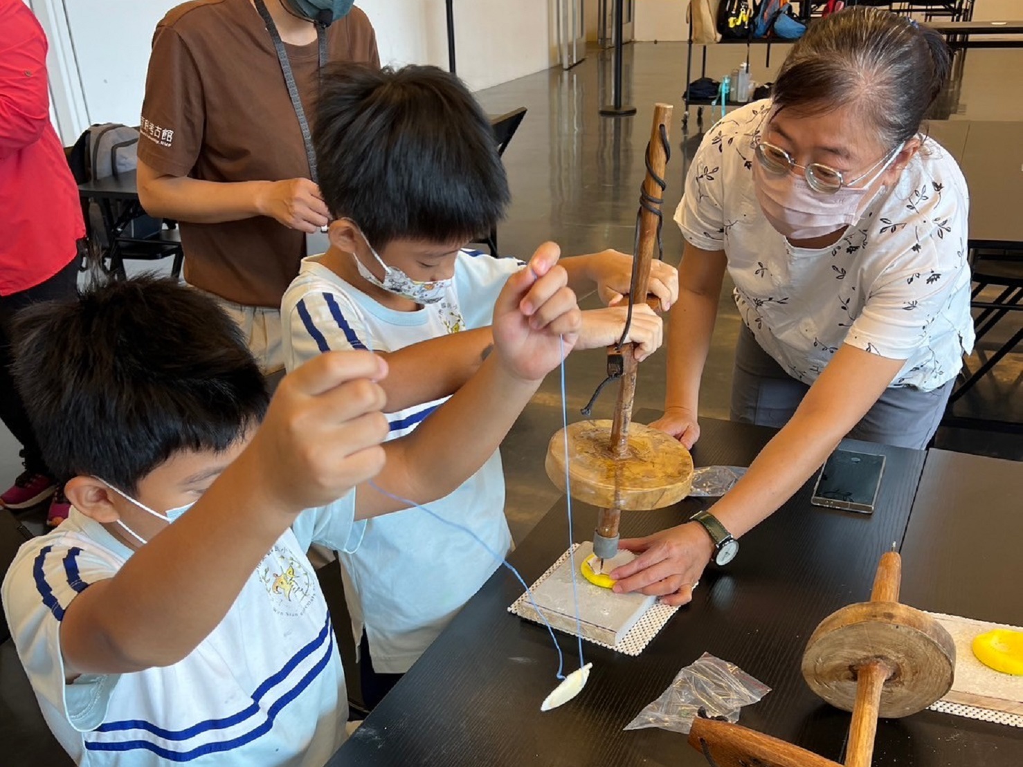 08_參觀新竹241藝術空間，脫下鞋子入展間與作品互動
