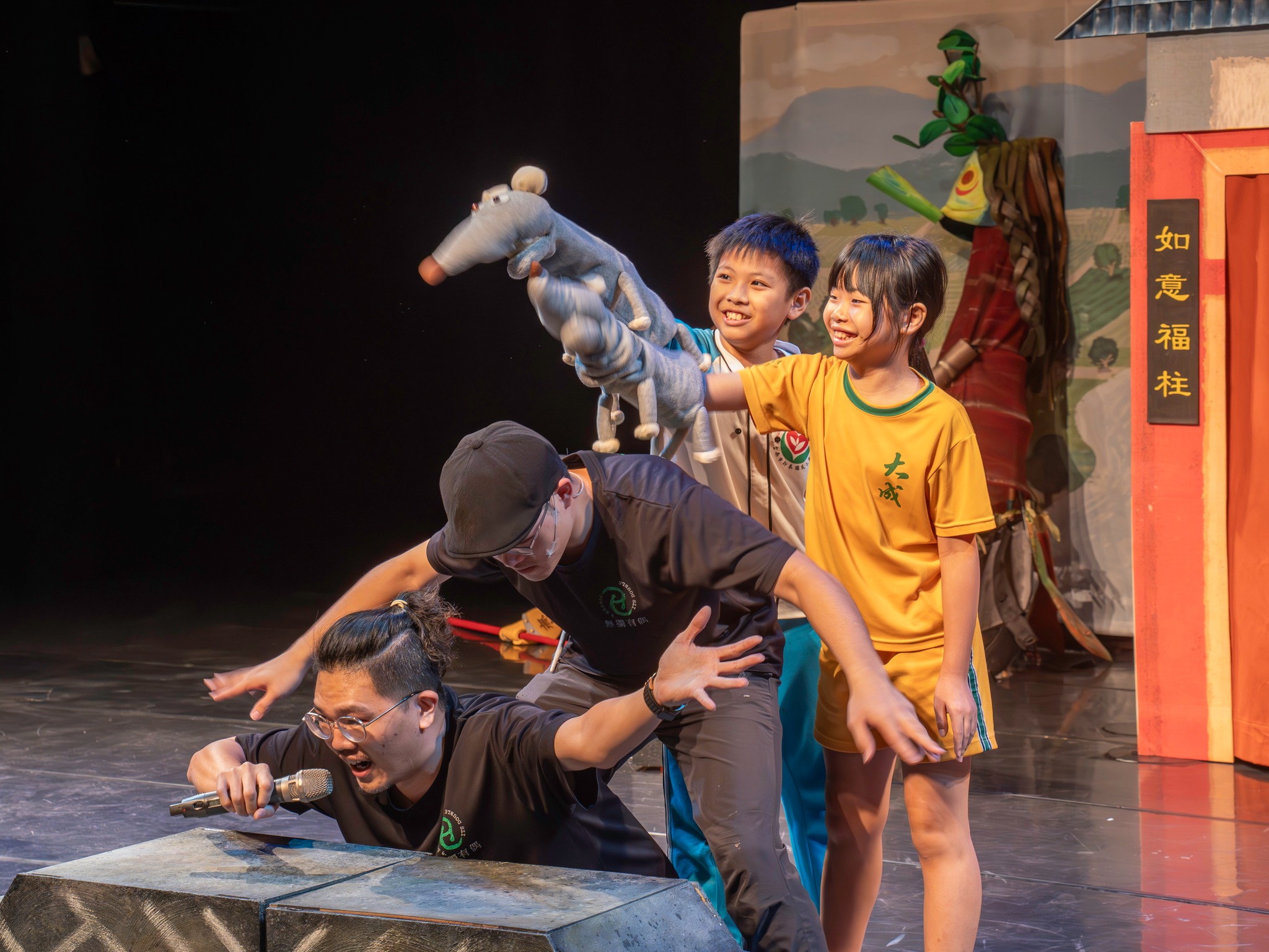 08_參觀新竹241藝術空間，脫下鞋子入展間與作品互動