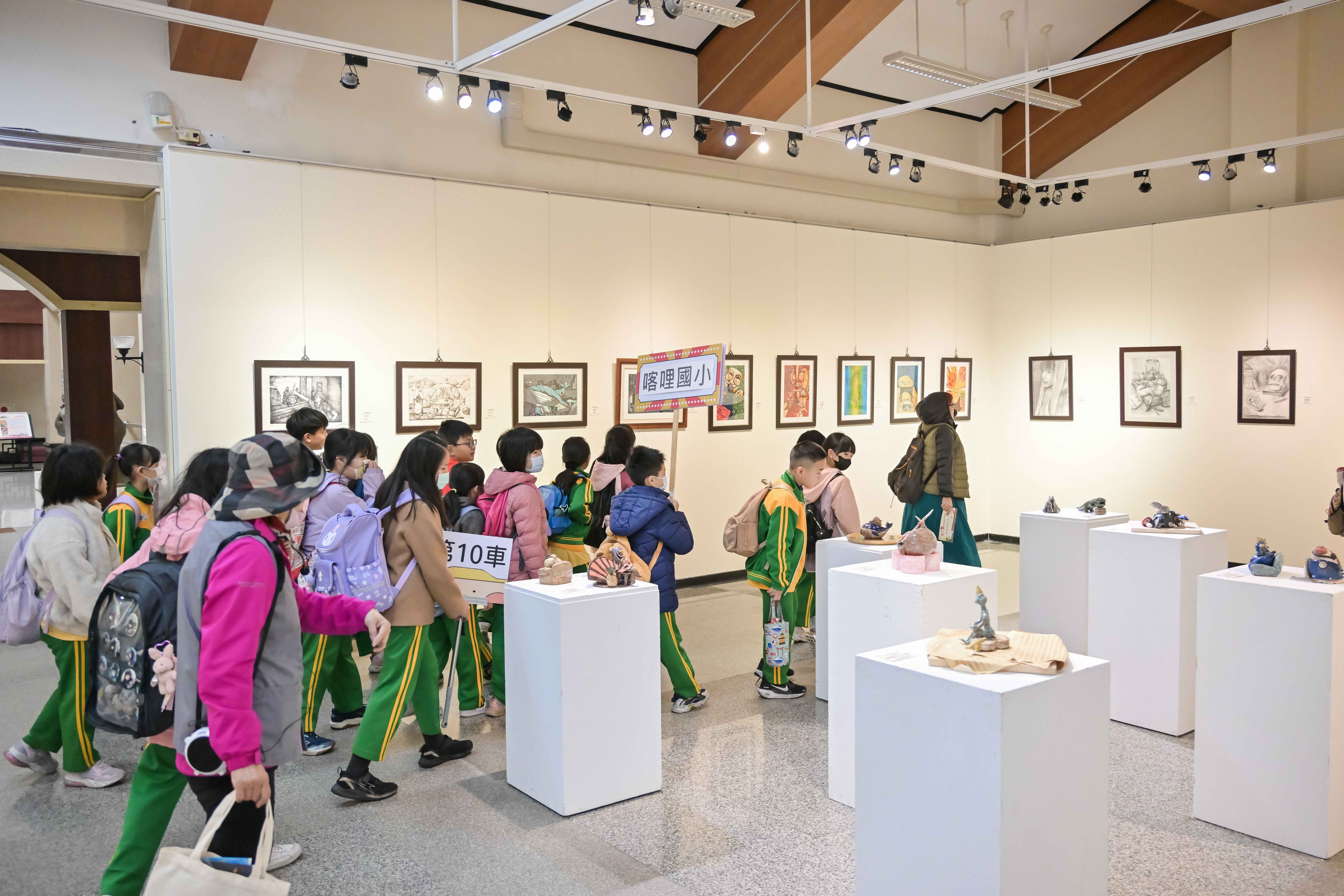 08_參觀新竹241藝術空間，脫下鞋子入展間與作品互動