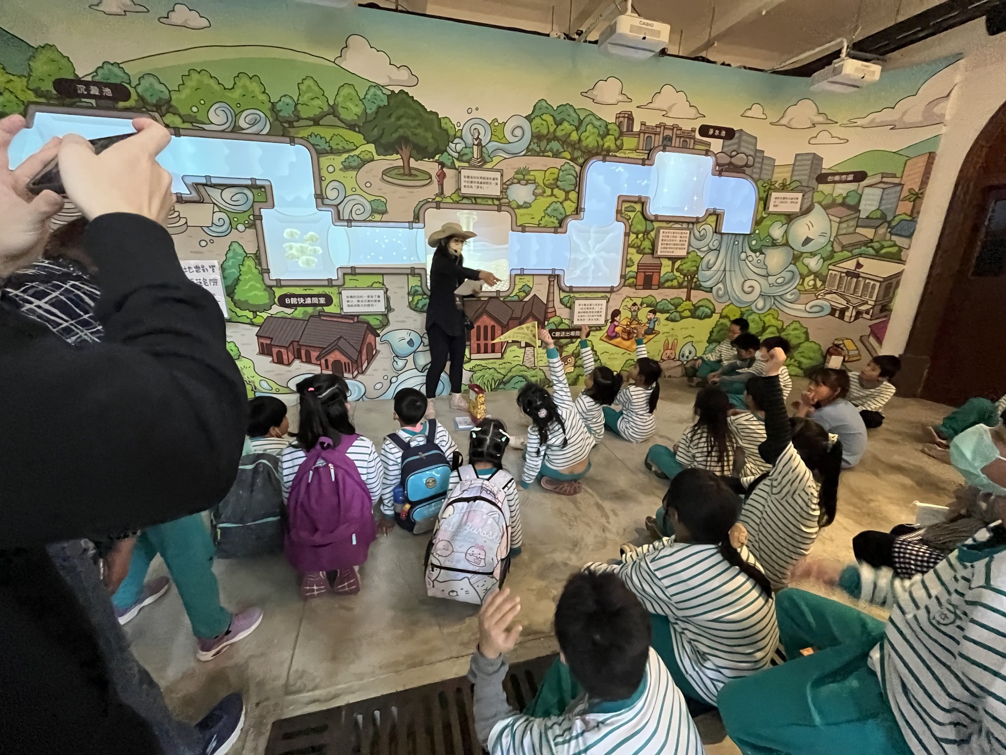 08_參觀新竹241藝術空間，脫下鞋子入展間與作品互動