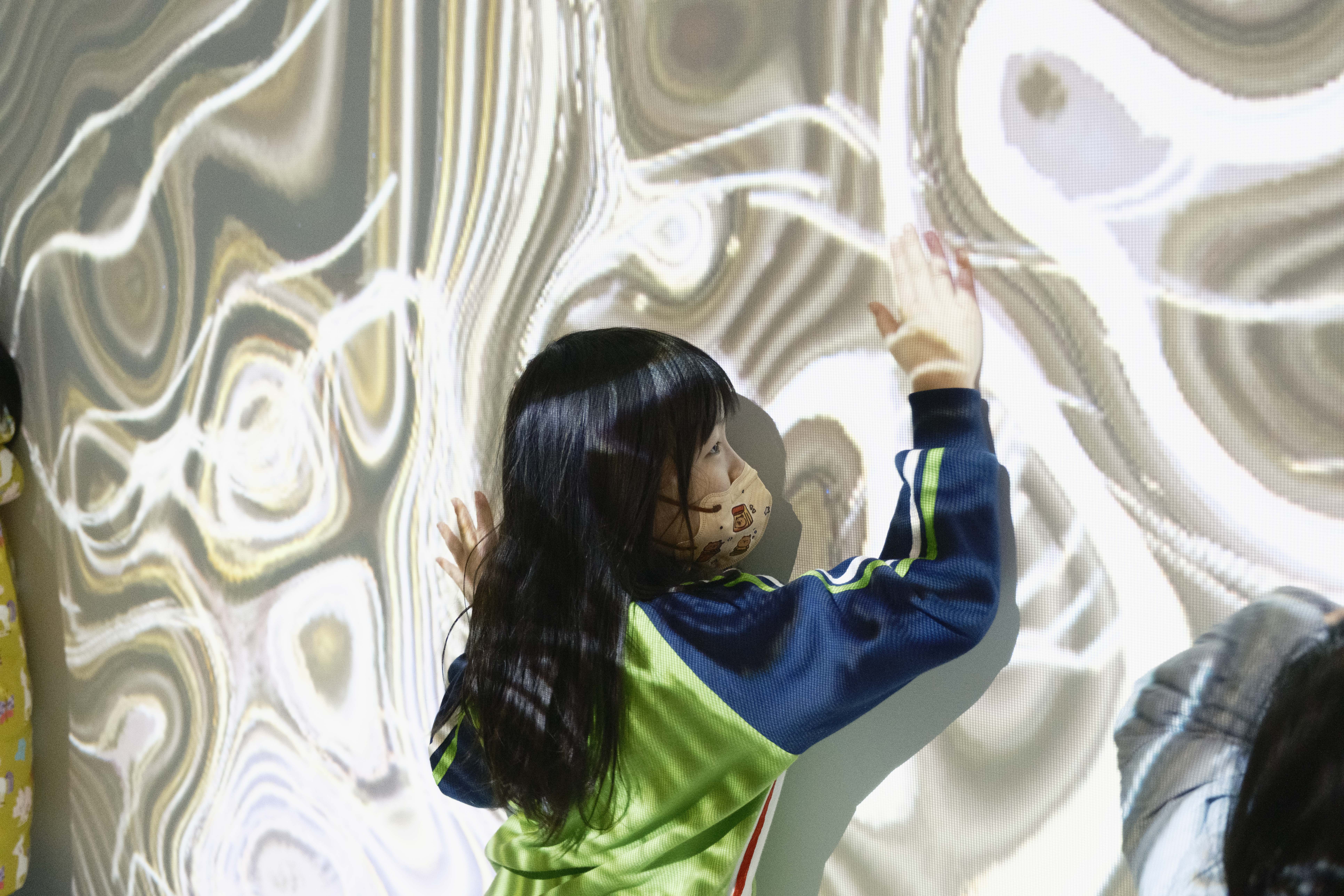 08_參觀新竹241藝術空間，脫下鞋子入展間與作品互動