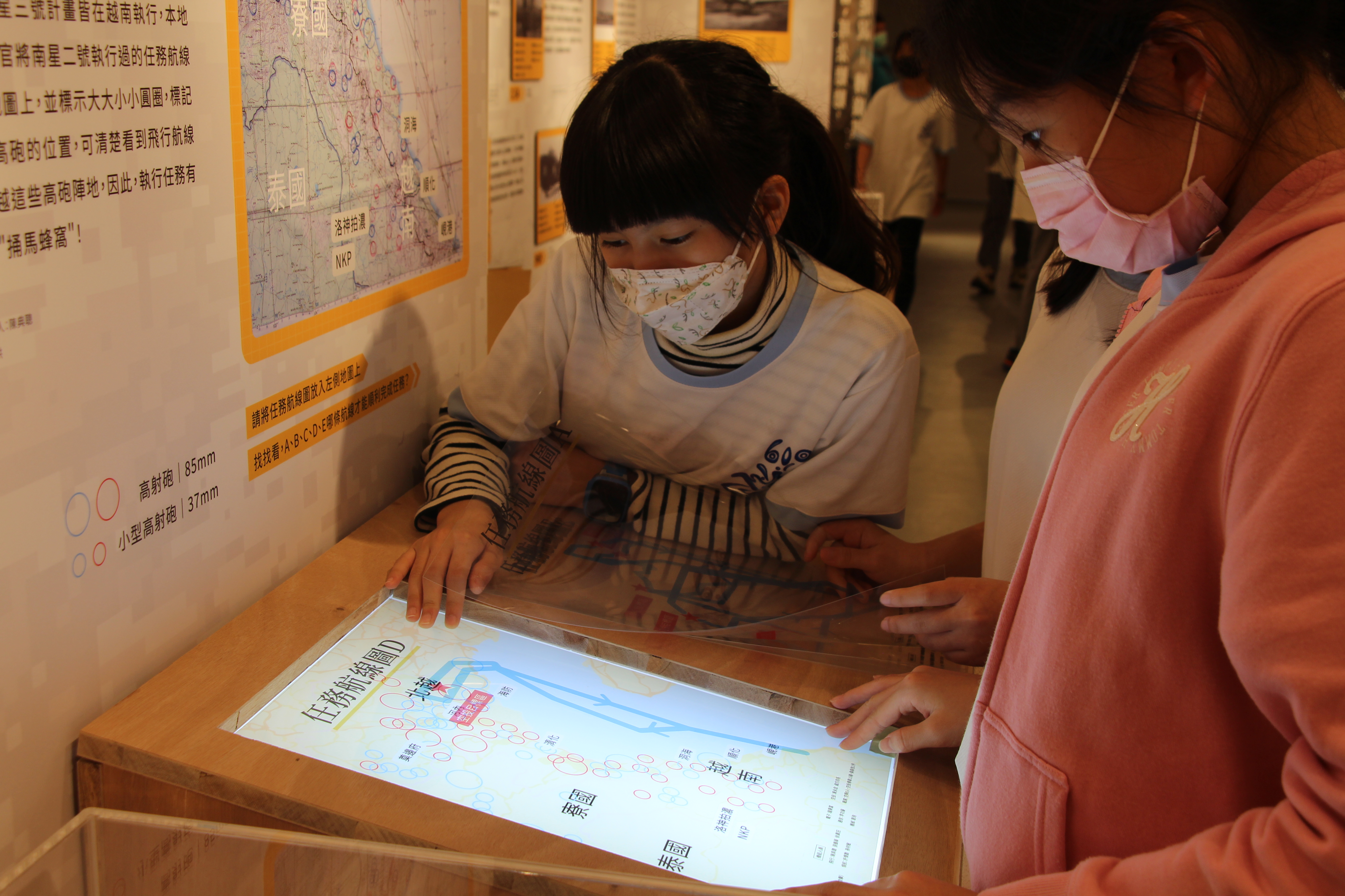 08_參觀新竹241藝術空間，脫下鞋子入展間與作品互動
