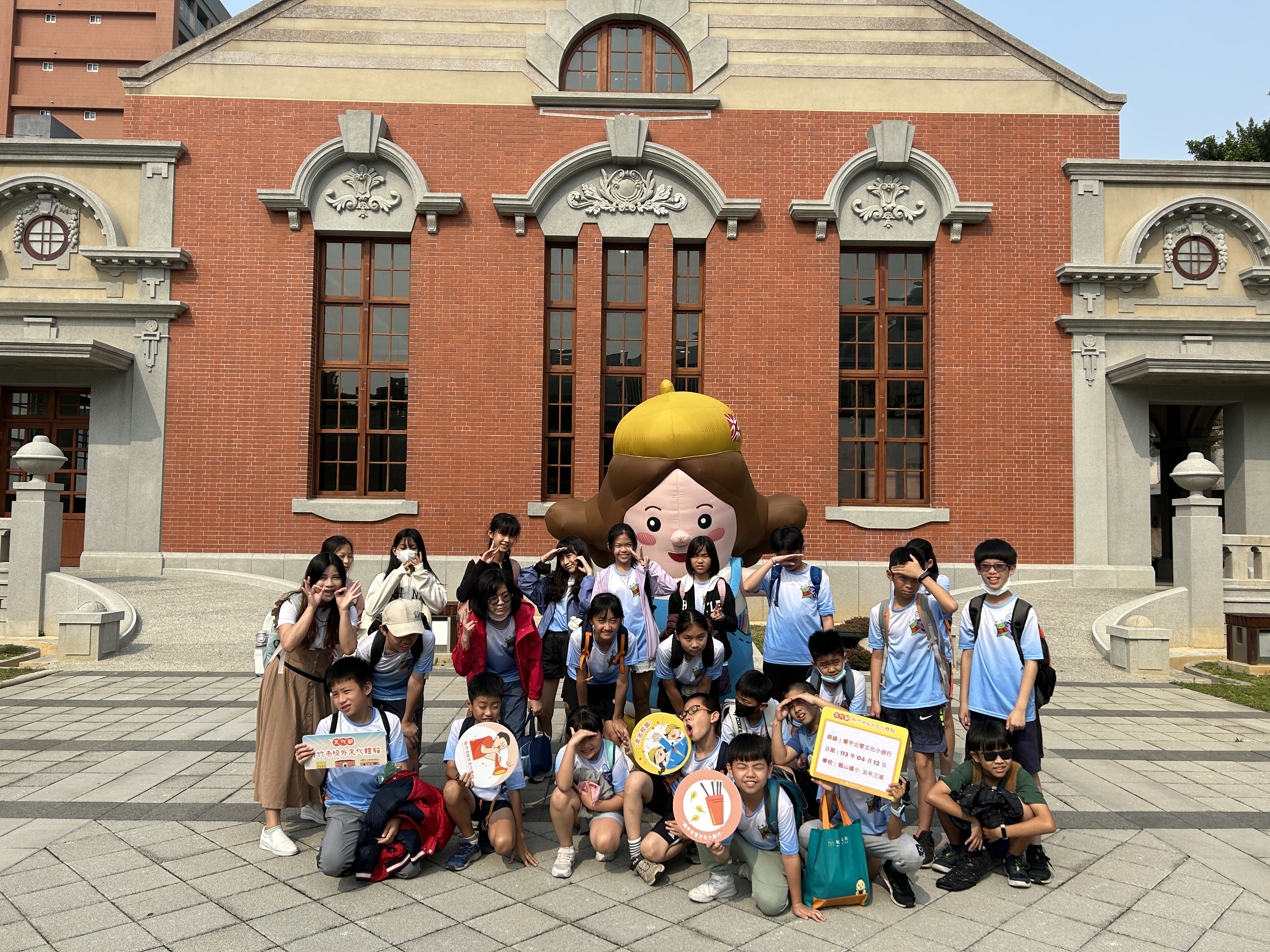 08_參觀新竹241藝術空間，脫下鞋子入展間與作品互動