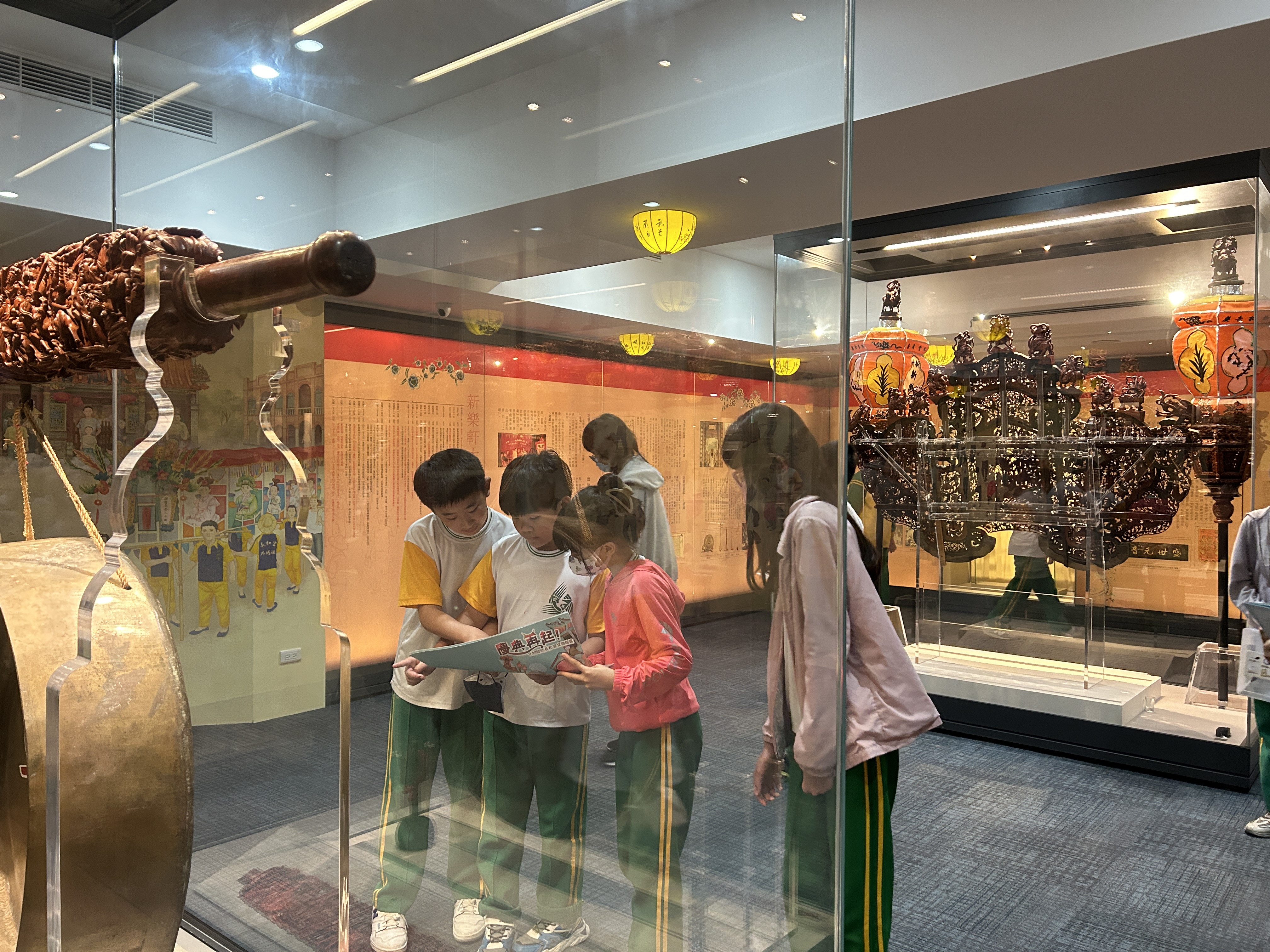 08_參觀新竹241藝術空間，脫下鞋子入展間與作品互動