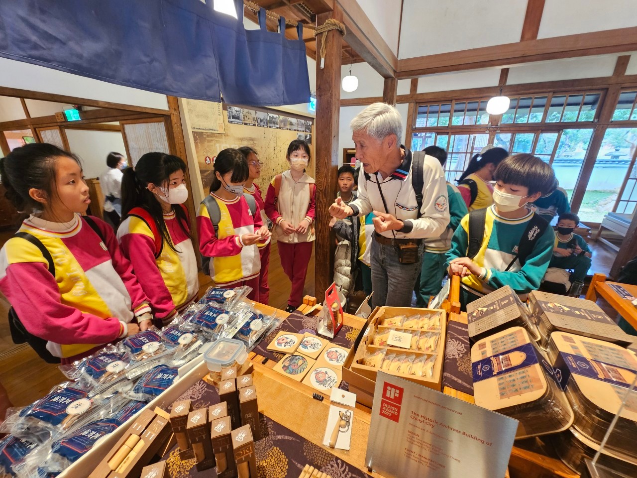 08_參觀新竹241藝術空間，脫下鞋子入展間與作品互動