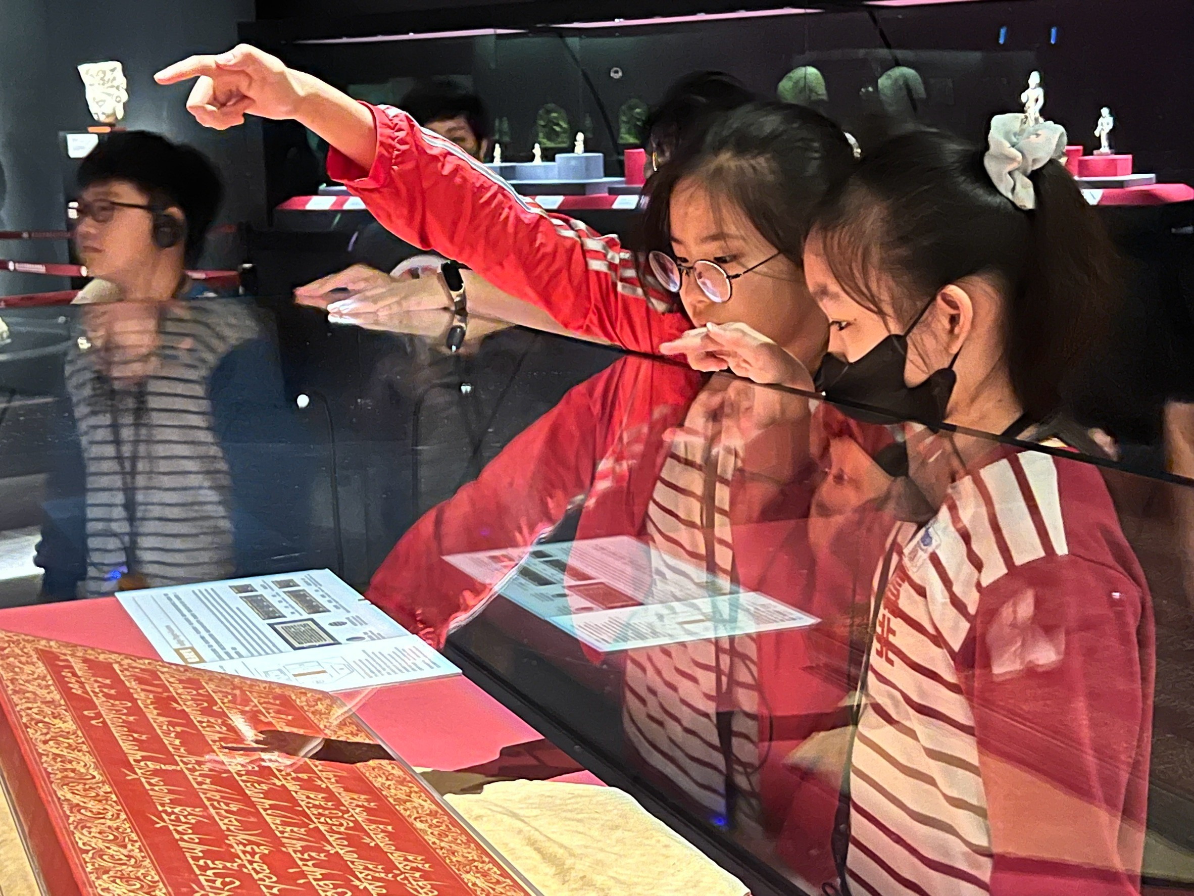 08_參觀新竹241藝術空間，脫下鞋子入展間與作品互動