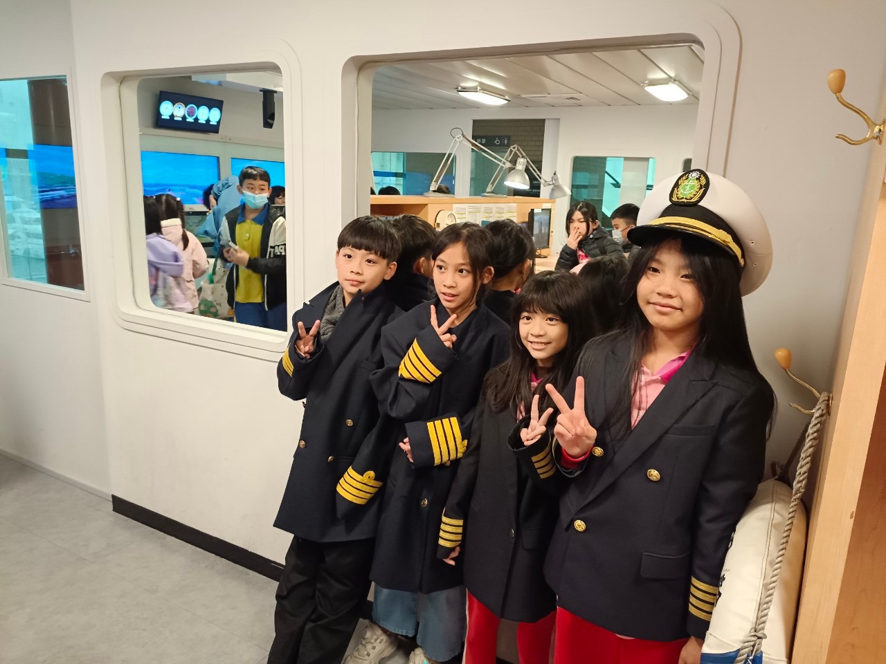 08_參觀新竹241藝術空間,脫下鞋子入展間與作品互動