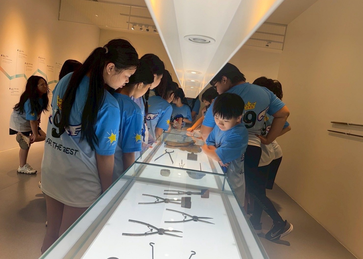 08_參觀新竹241藝術空間，脫下鞋子入展間與作品互動