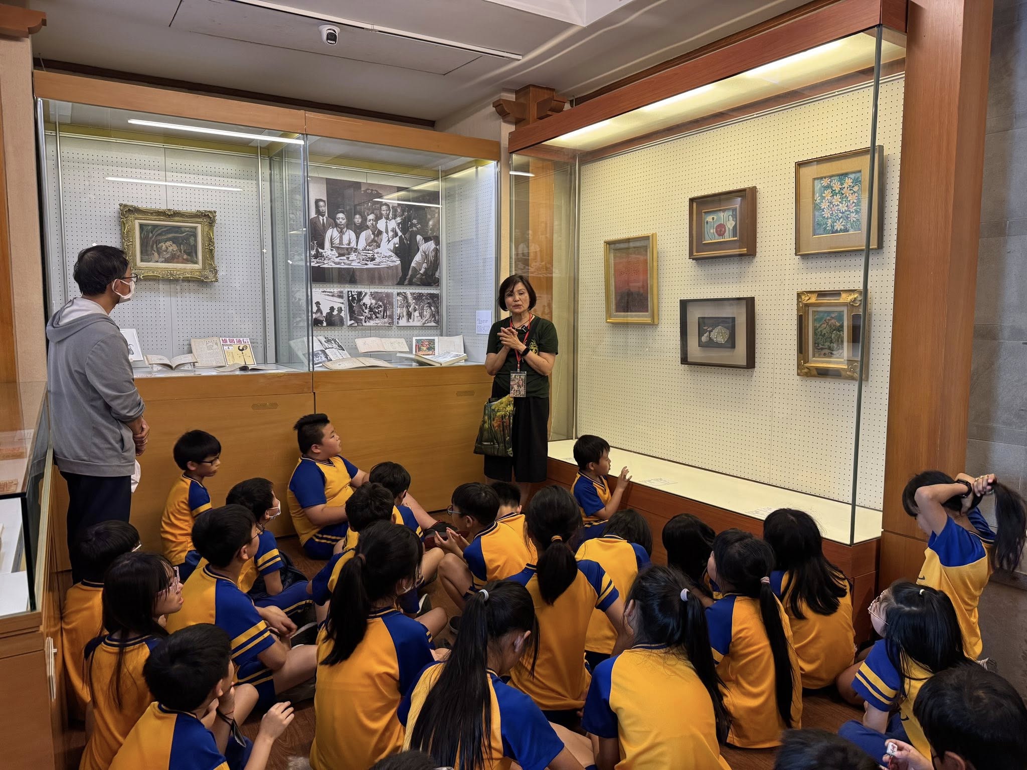 08_參觀新竹241藝術空間，脫下鞋子入展間與作品互動