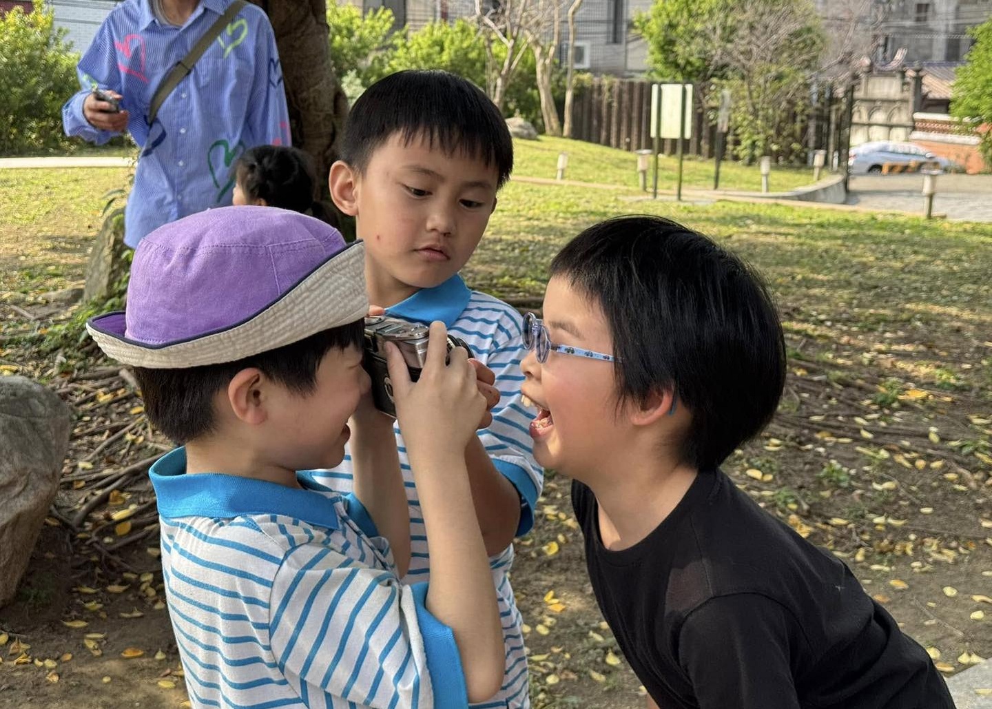 08_參觀新竹241藝術空間，脫下鞋子入展間與作品互動