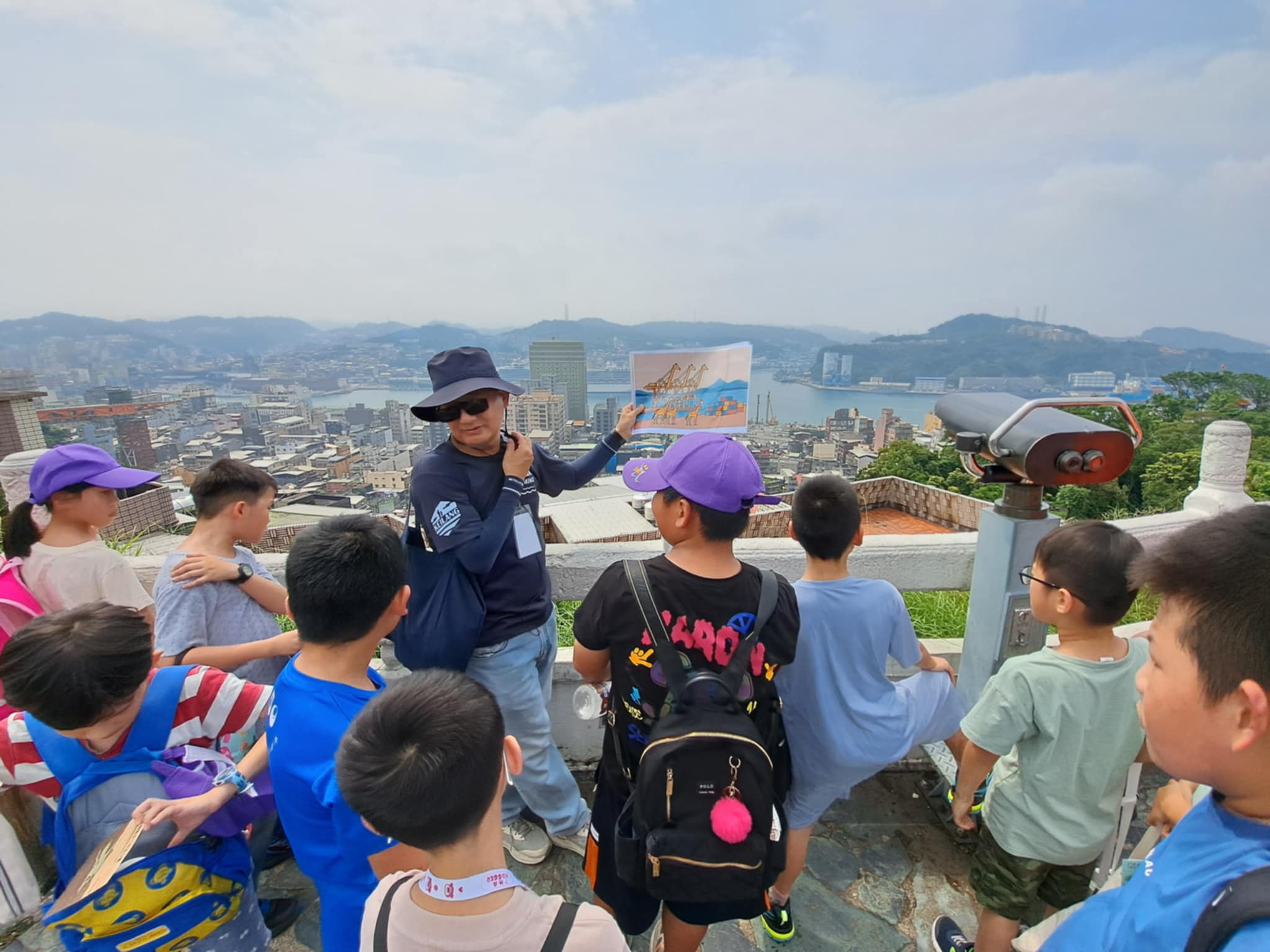 08_參觀新竹241藝術空間,脫下鞋子入展間與作品互動