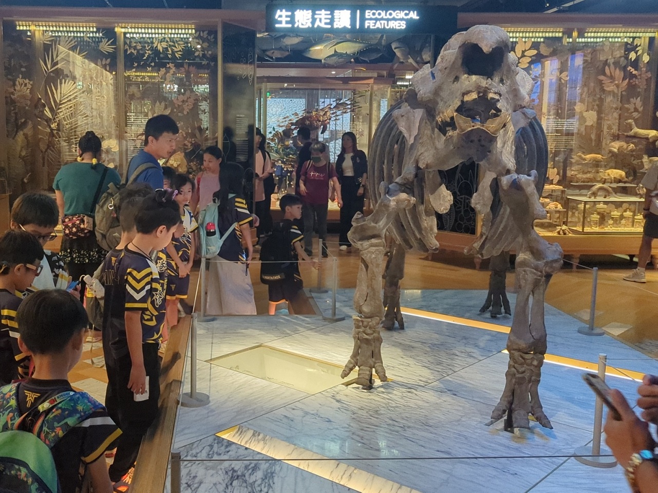 08_參觀新竹241藝術空間,脫下鞋子入展間與作品互動