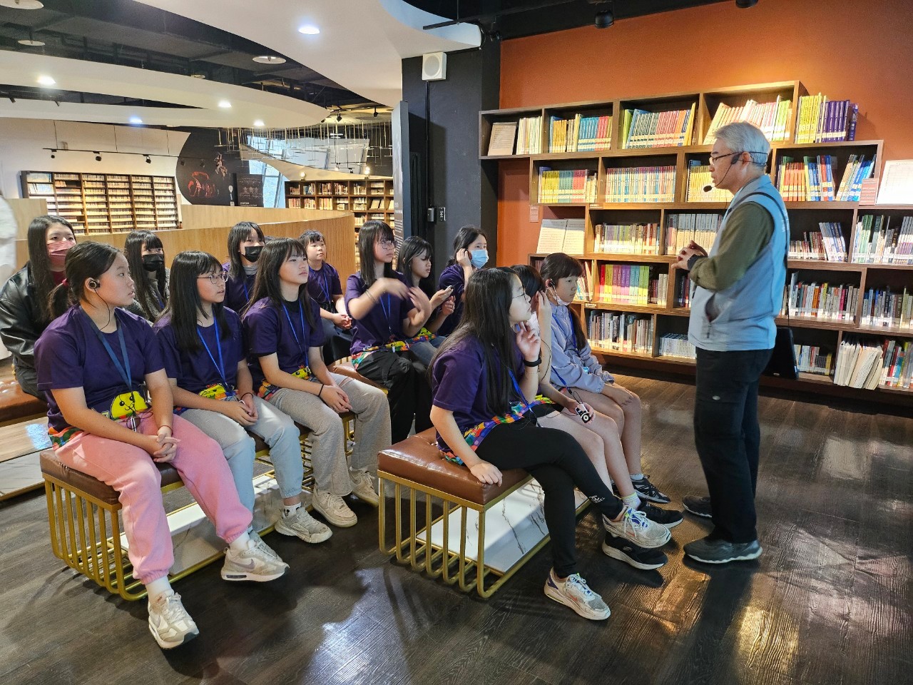 08_參觀新竹241藝術空間,脫下鞋子入展間與作品互動