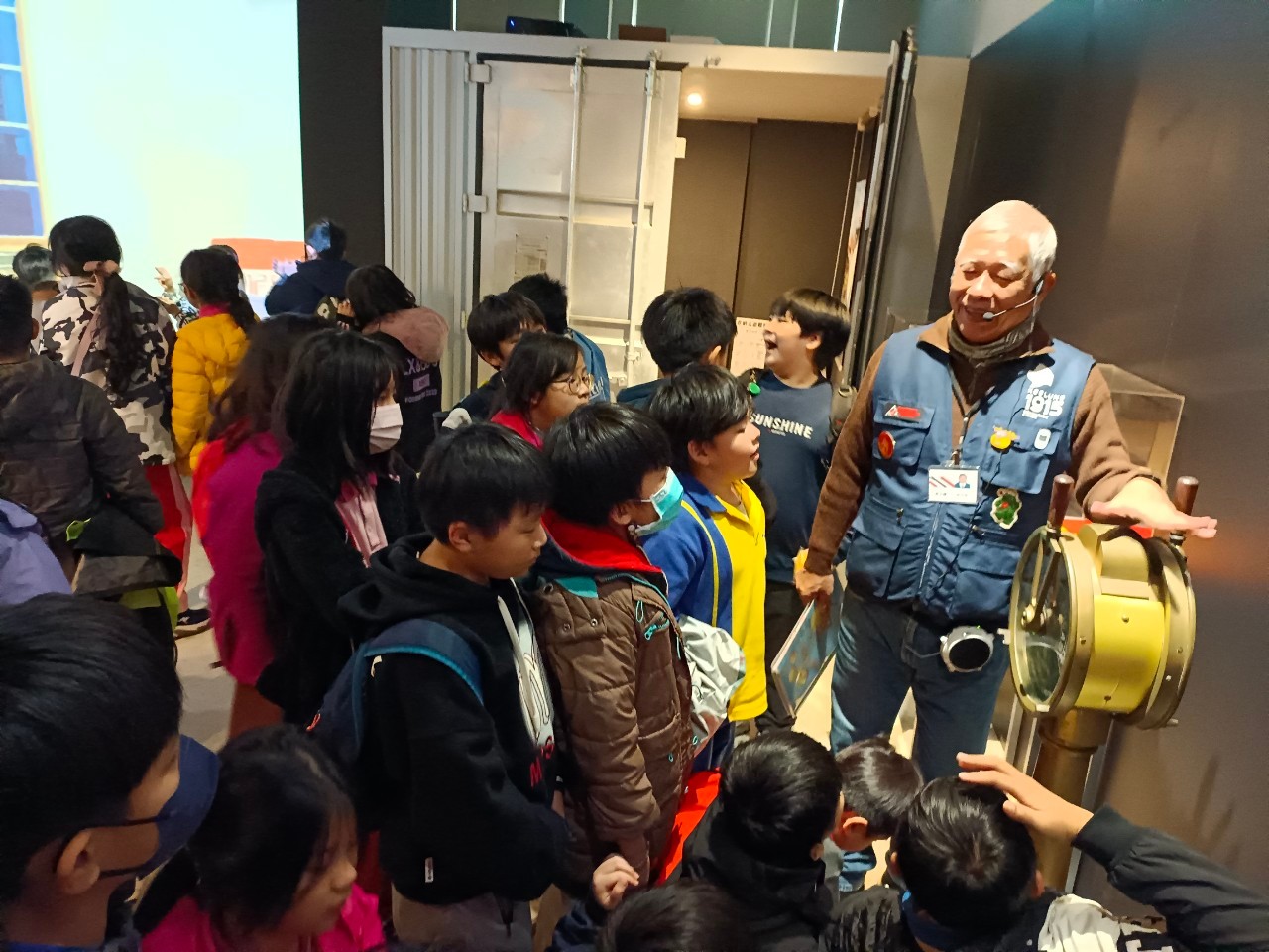 08_參觀新竹241藝術空間,脫下鞋子入展間與作品互動