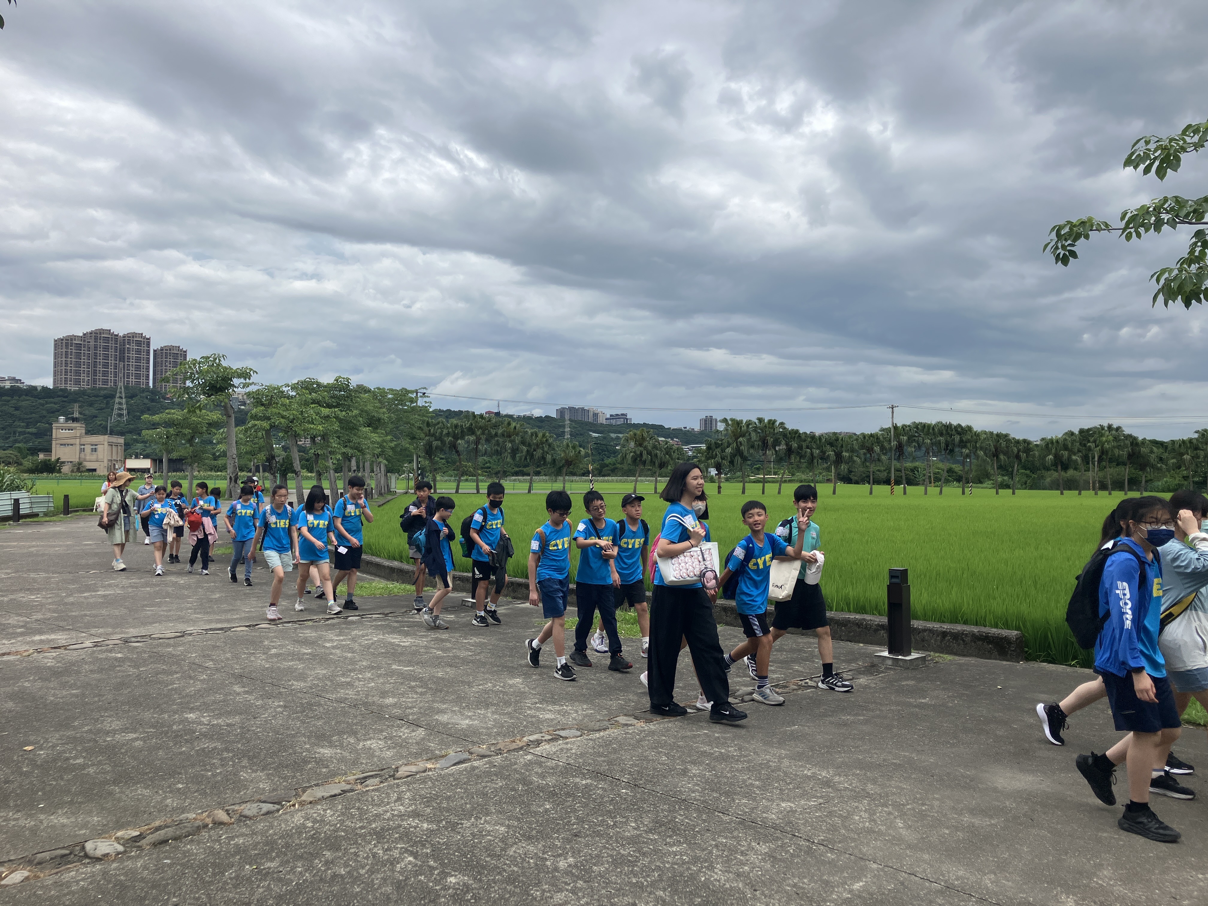 08_參觀新竹241藝術空間,脫下鞋子入展間與作品互動