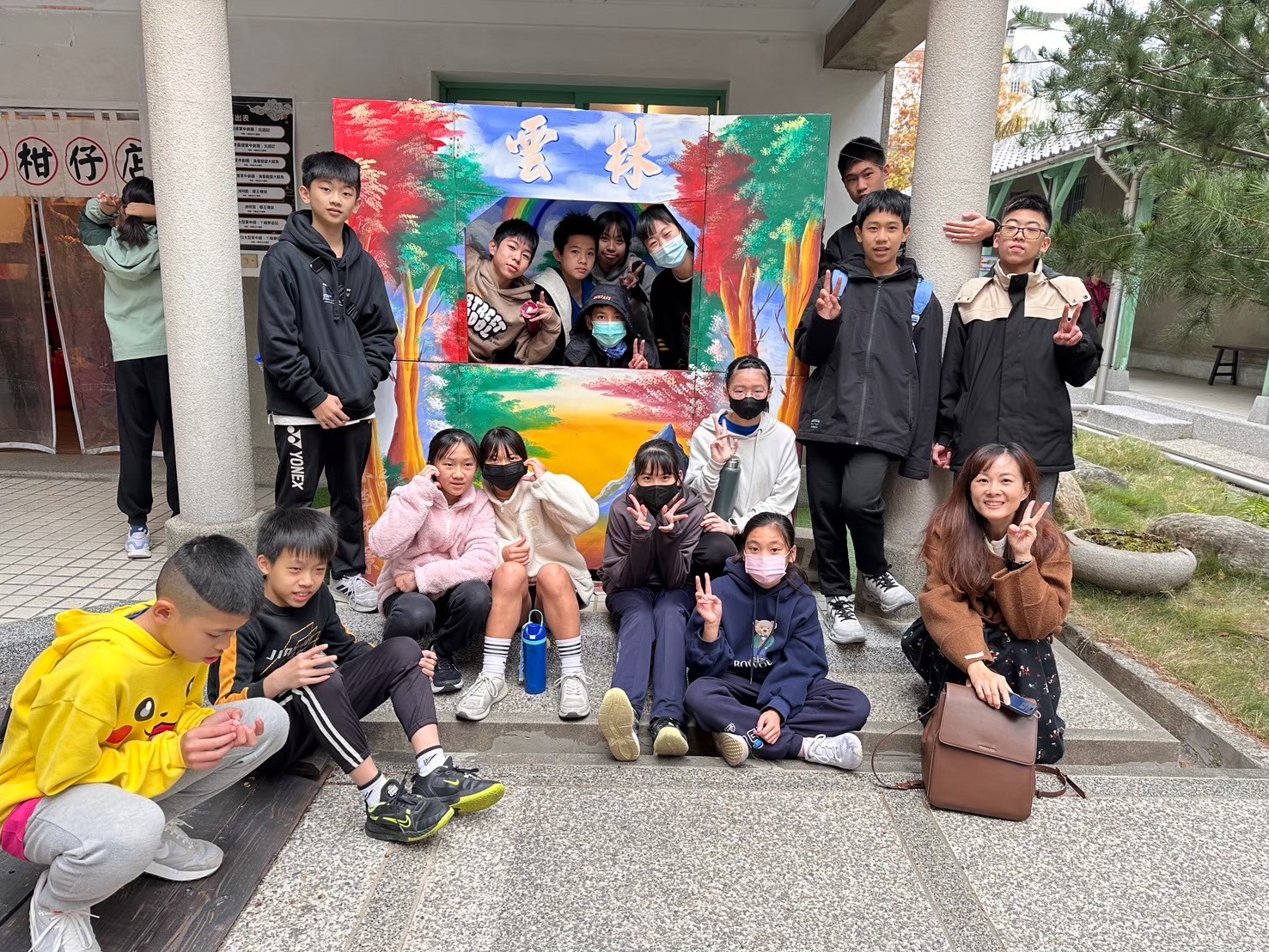 08_參觀新竹241藝術空間，脫下鞋子入展間與作品互動