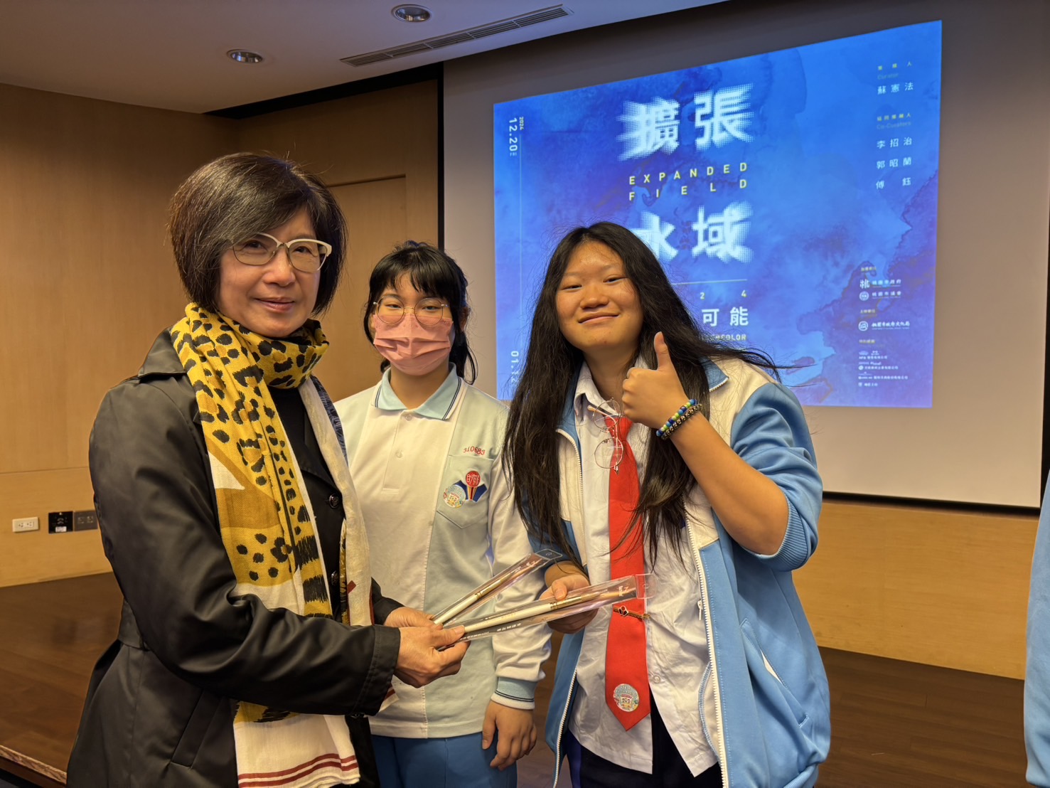 08_參觀新竹241藝術空間，脫下鞋子入展間與作品互動
