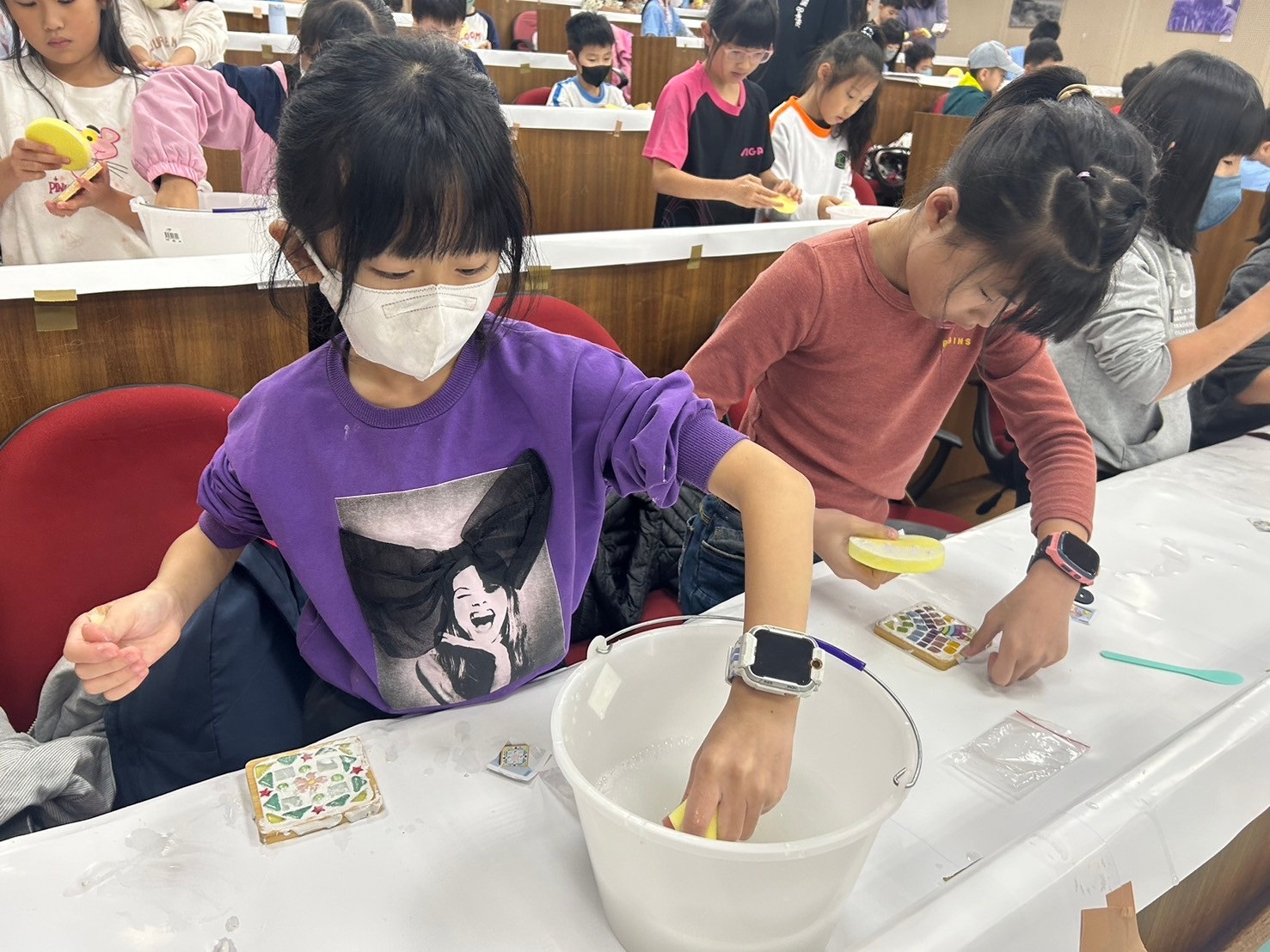08_參觀新竹241藝術空間，脫下鞋子入展間與作品互動