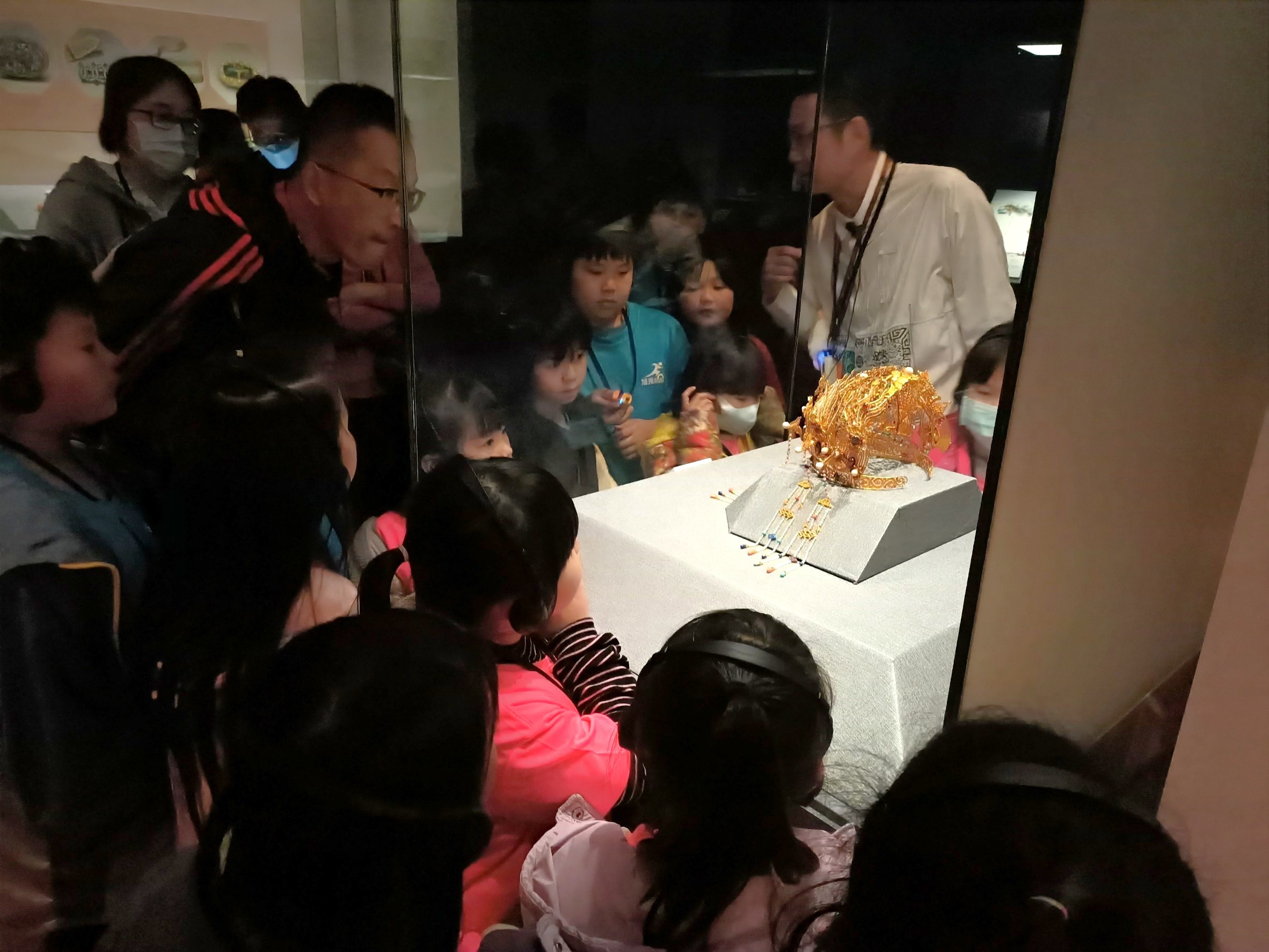 08_參觀新竹241藝術空間，脫下鞋子入展間與作品互動