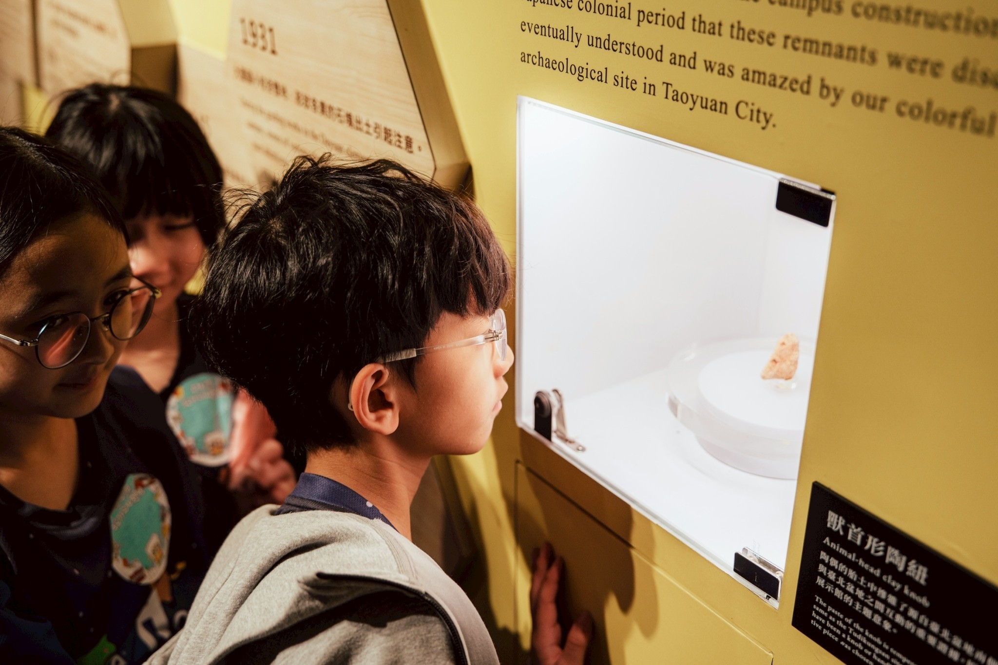 08_參觀新竹241藝術空間，脫下鞋子入展間與作品互動