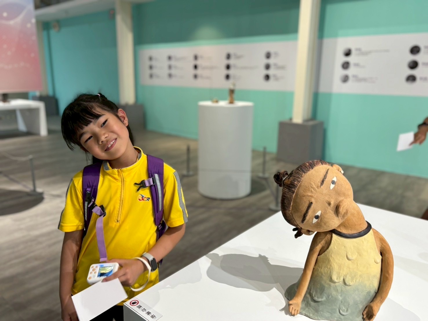 08_參觀新竹241藝術空間，脫下鞋子入展間與作品互動