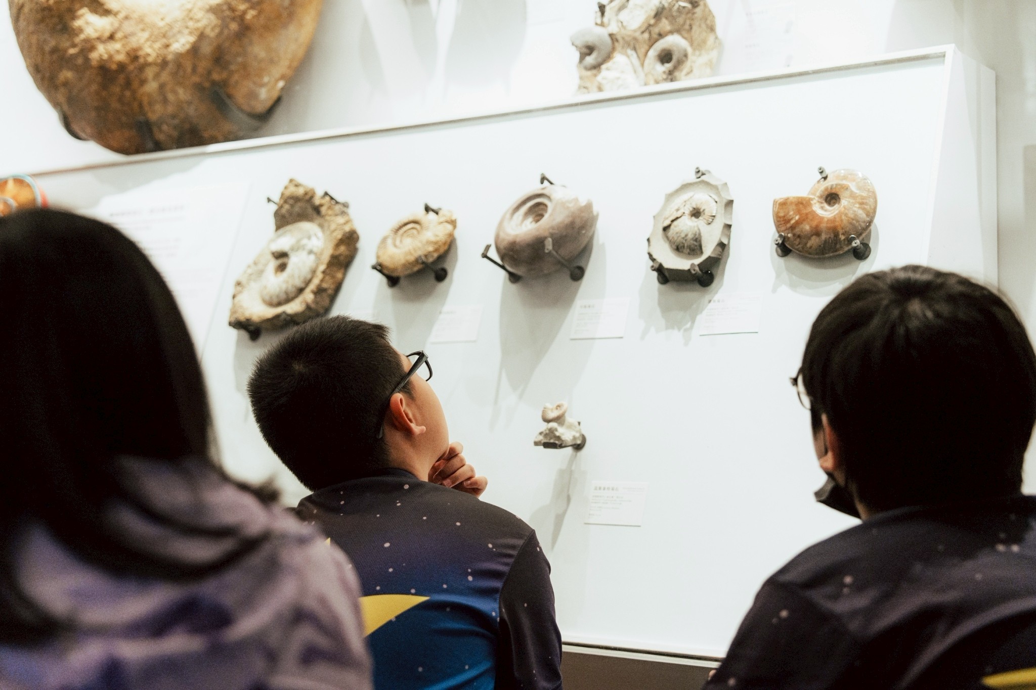 08_參觀新竹241藝術空間，脫下鞋子入展間與作品互動