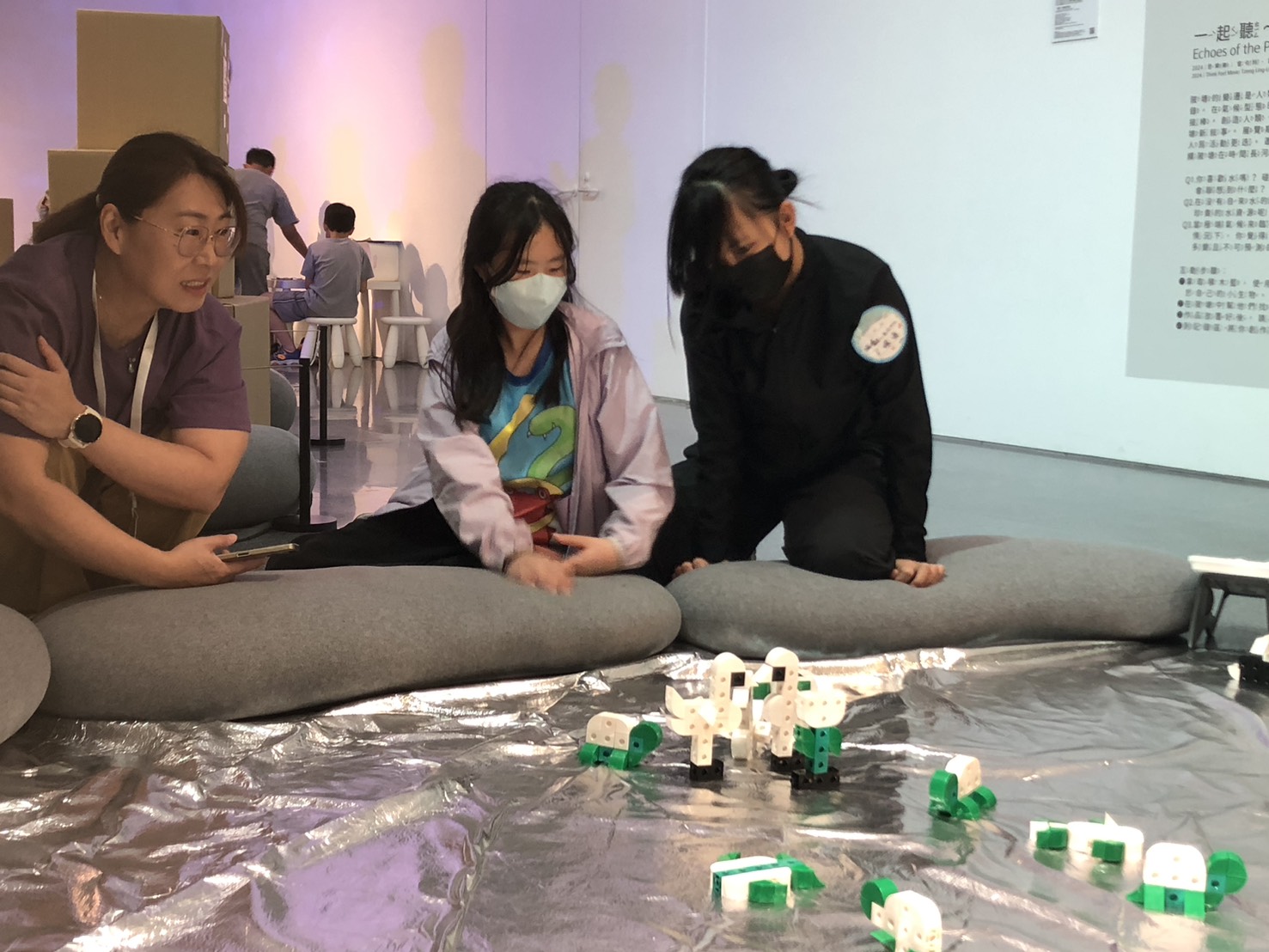 08_參觀新竹241藝術空間，脫下鞋子入展間與作品互動
