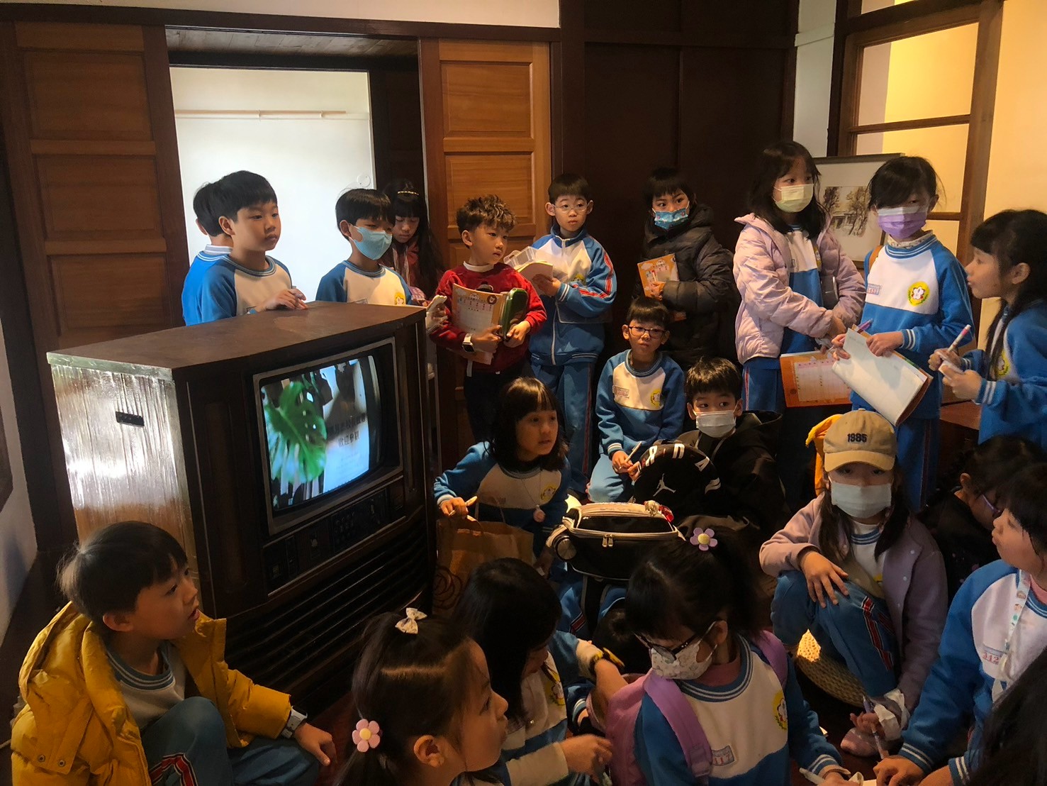 08_參觀新竹241藝術空間，脫下鞋子入展間與作品互動