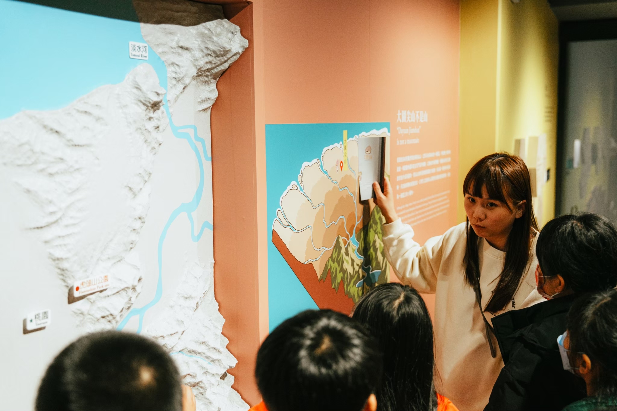 08_參觀新竹241藝術空間，脫下鞋子入展間與作品互動