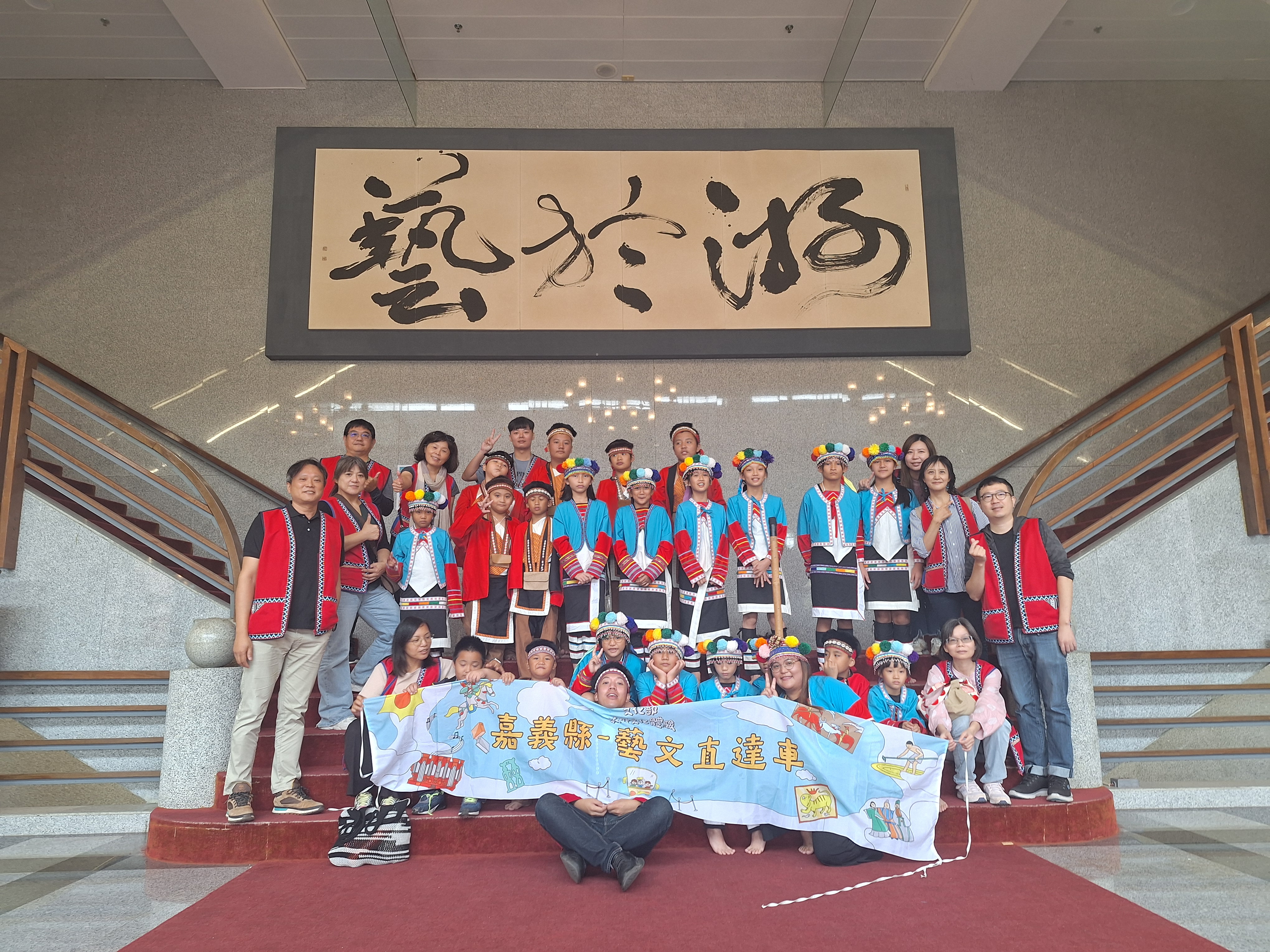 08_參觀新竹241藝術空間，脫下鞋子入展間與作品互動